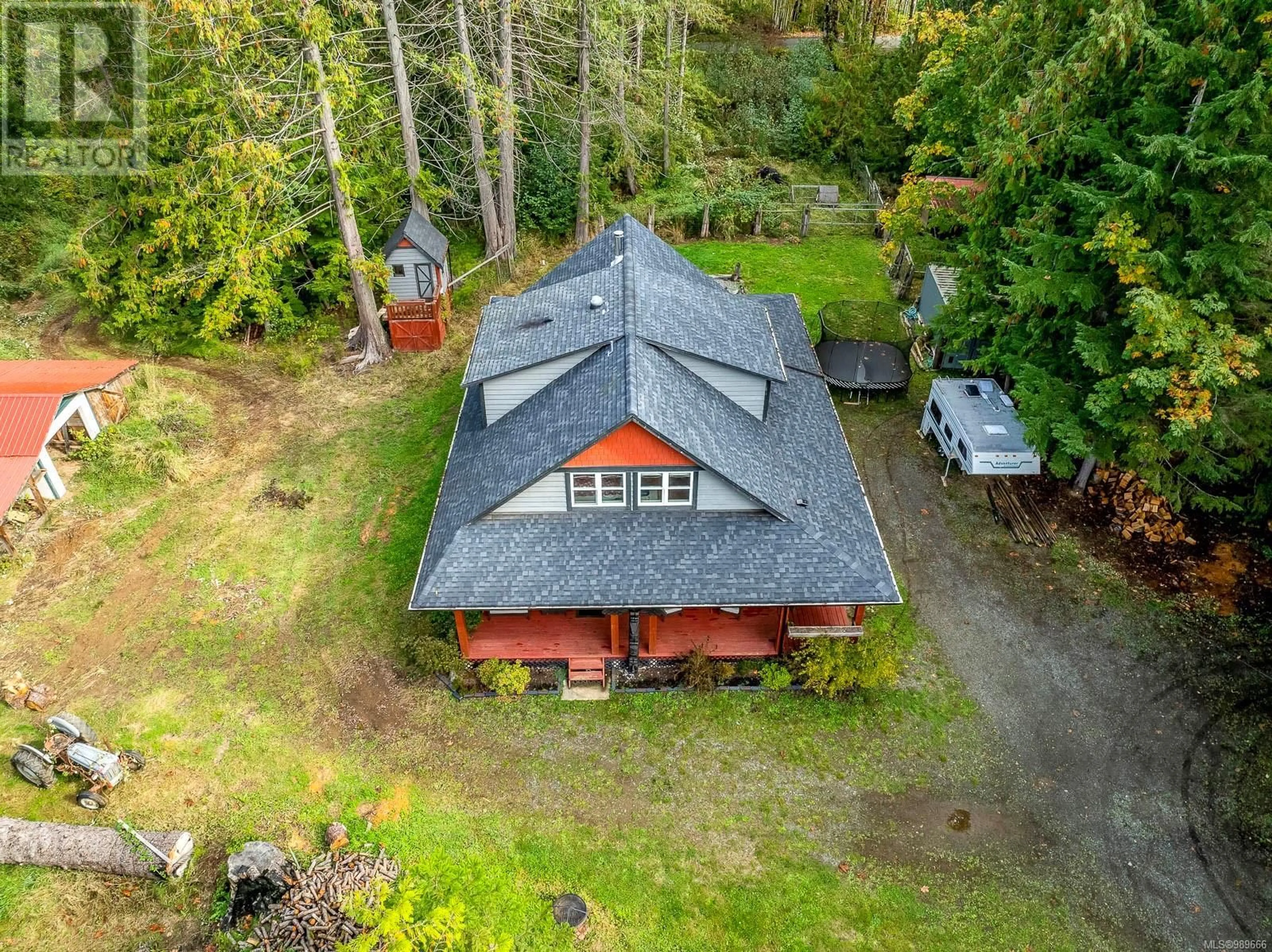 A pic from outside/outdoor area/front of a property/back of a property/a pic from drone, unknown for 4390/4386 Marsden Rd, Courtenay British Columbia V9N9M4