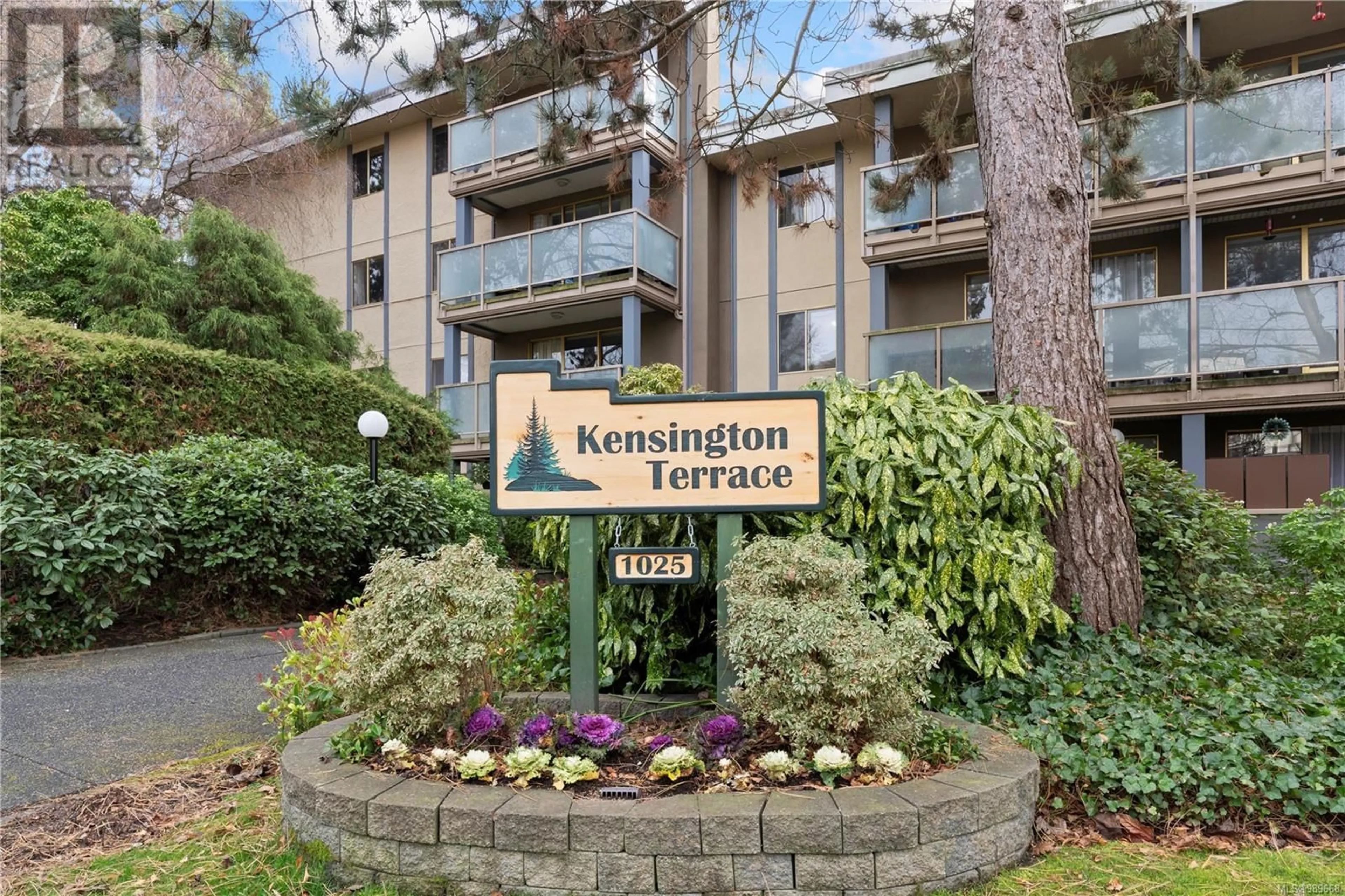 Indoor foyer for 127 - 1025 INVERNESS ROAD, Saanich British Columbia V8X5S2