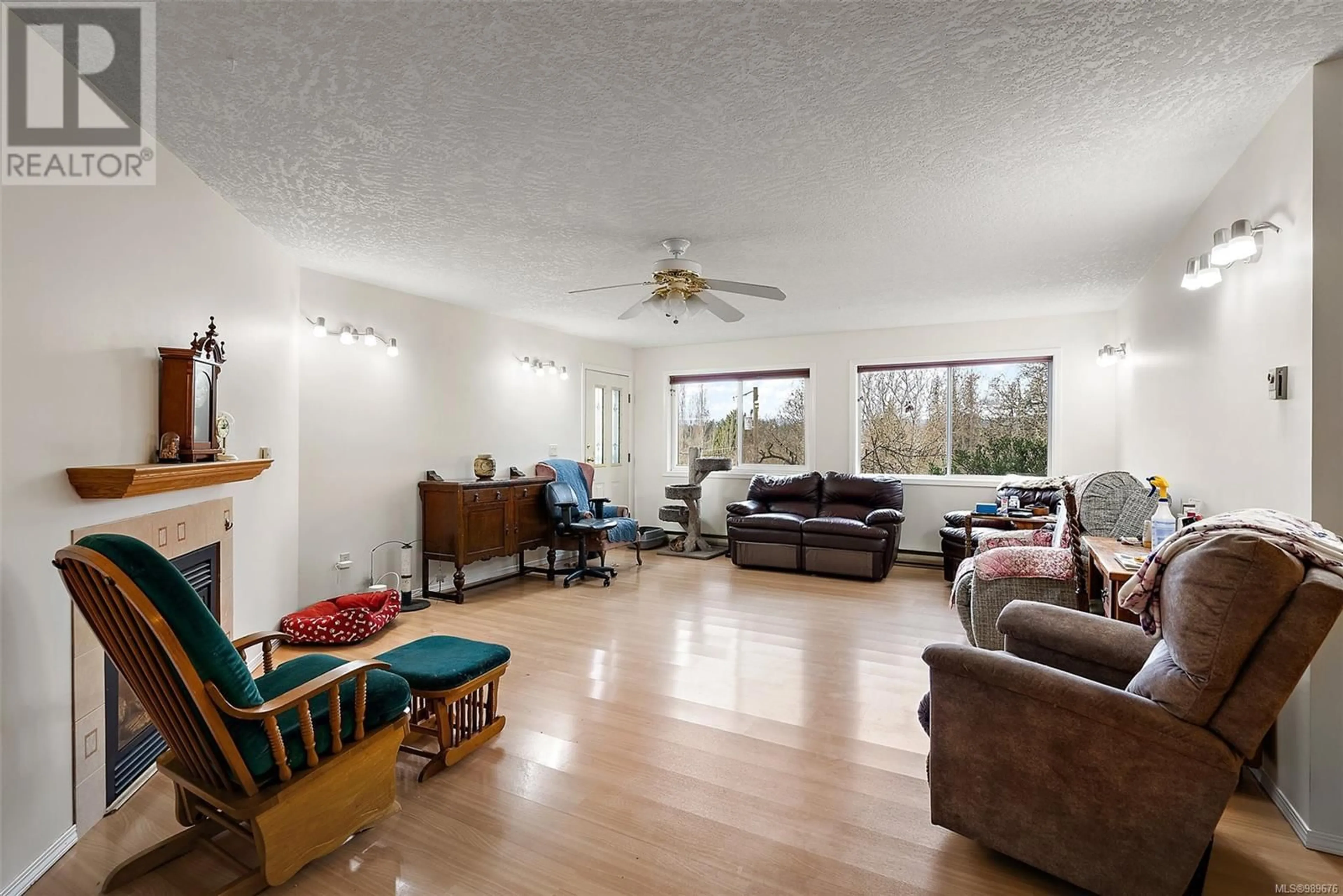 Living room with furniture, unknown for 4607 WEST SAANICH ROAD, Saanich British Columbia V8Z3G7