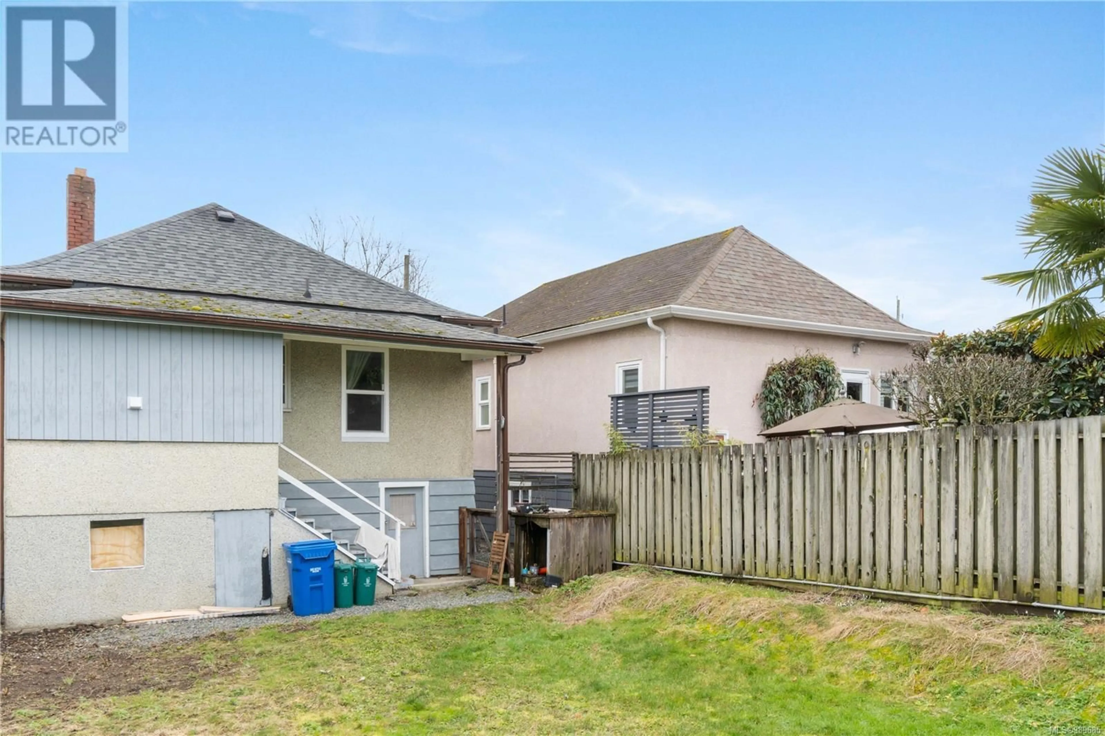 Patio, street for 217 MACHLEARY STREET, Nanaimo British Columbia V9R2G7