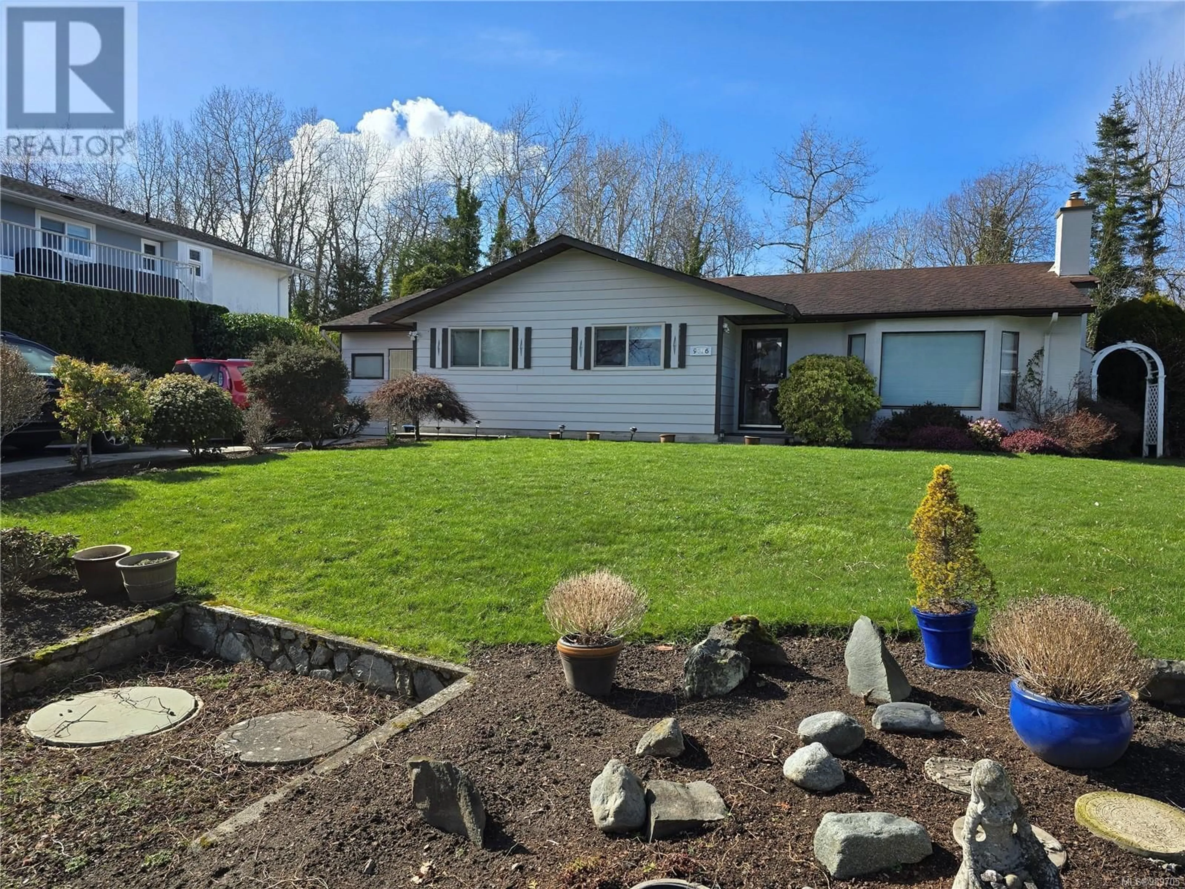 A pic from outside/outdoor area/front of a property/back of a property/a pic from drone, unknown for 9596 NORTHLAWN TERRACE, Sidney British Columbia V8L2S5