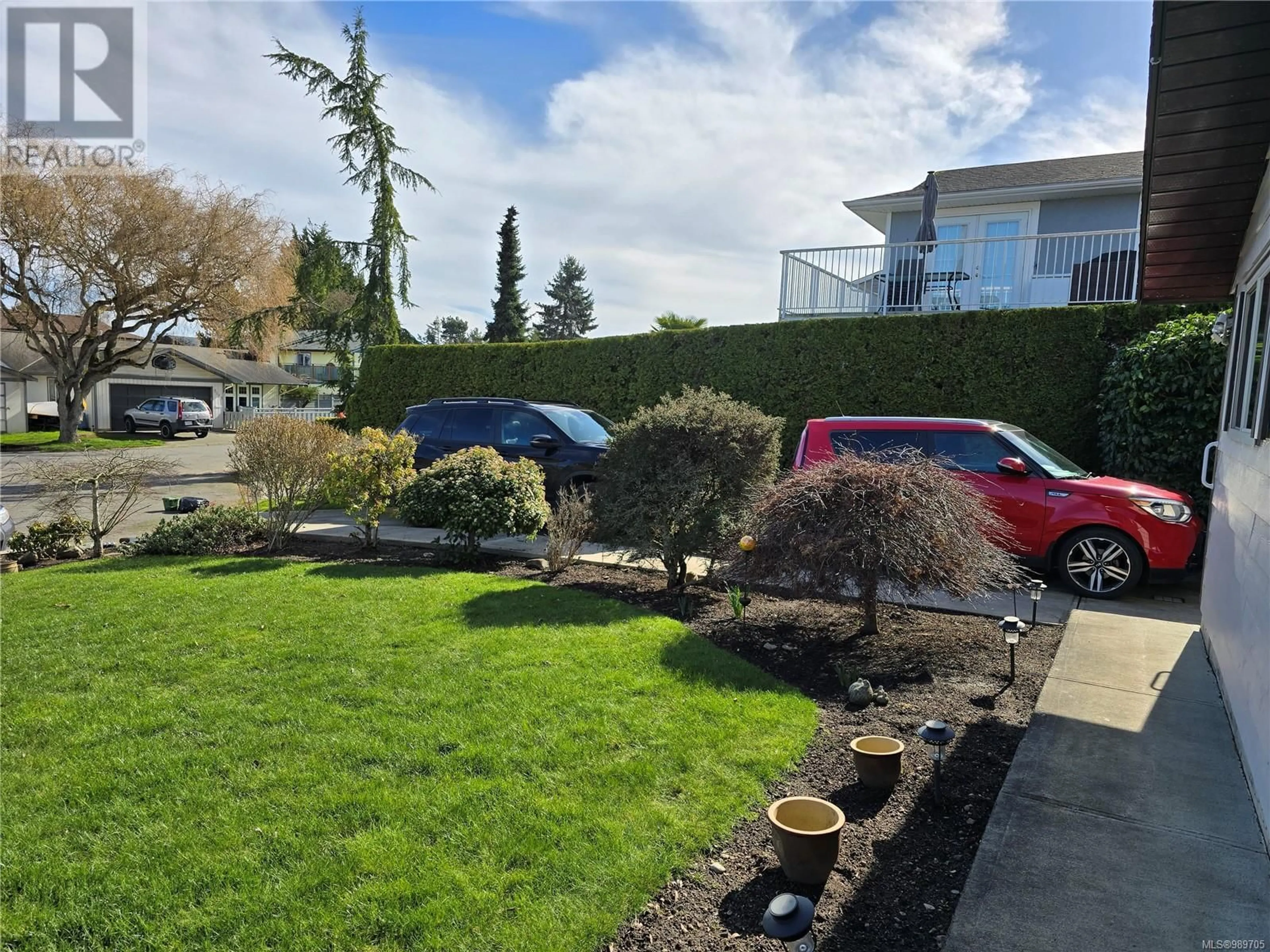 A pic from outside/outdoor area/front of a property/back of a property/a pic from drone, unknown for 9596 NORTHLAWN TERRACE, Sidney British Columbia V8L2S5