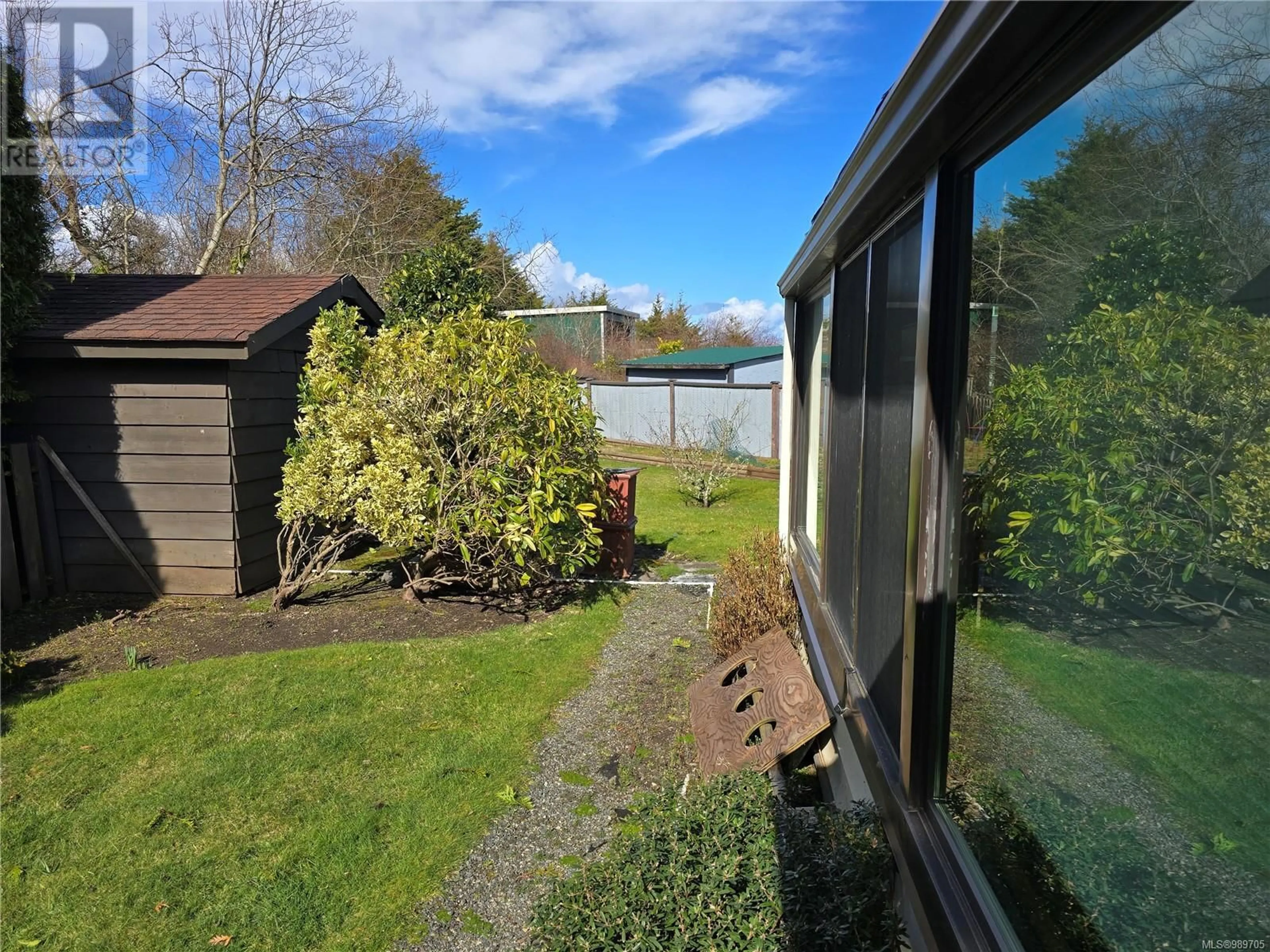 A pic from outside/outdoor area/front of a property/back of a property/a pic from drone, unknown for 9596 NORTHLAWN TERRACE, Sidney British Columbia V8L2S5