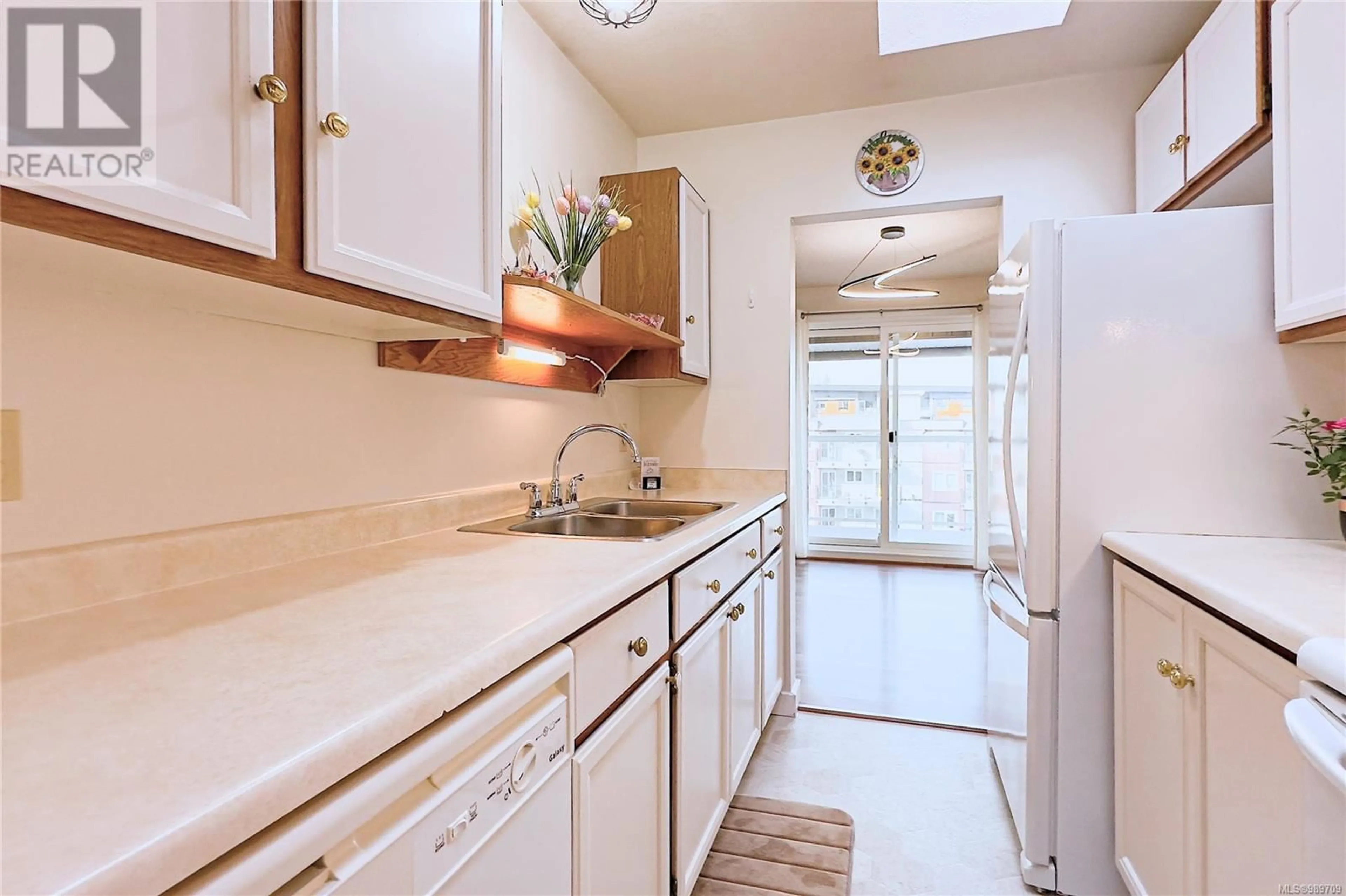 Standard kitchen, ceramic/tile floor for 401 - 894 ISLAND HIGHWAY SOUTH, Campbell River British Columbia V9W1A8