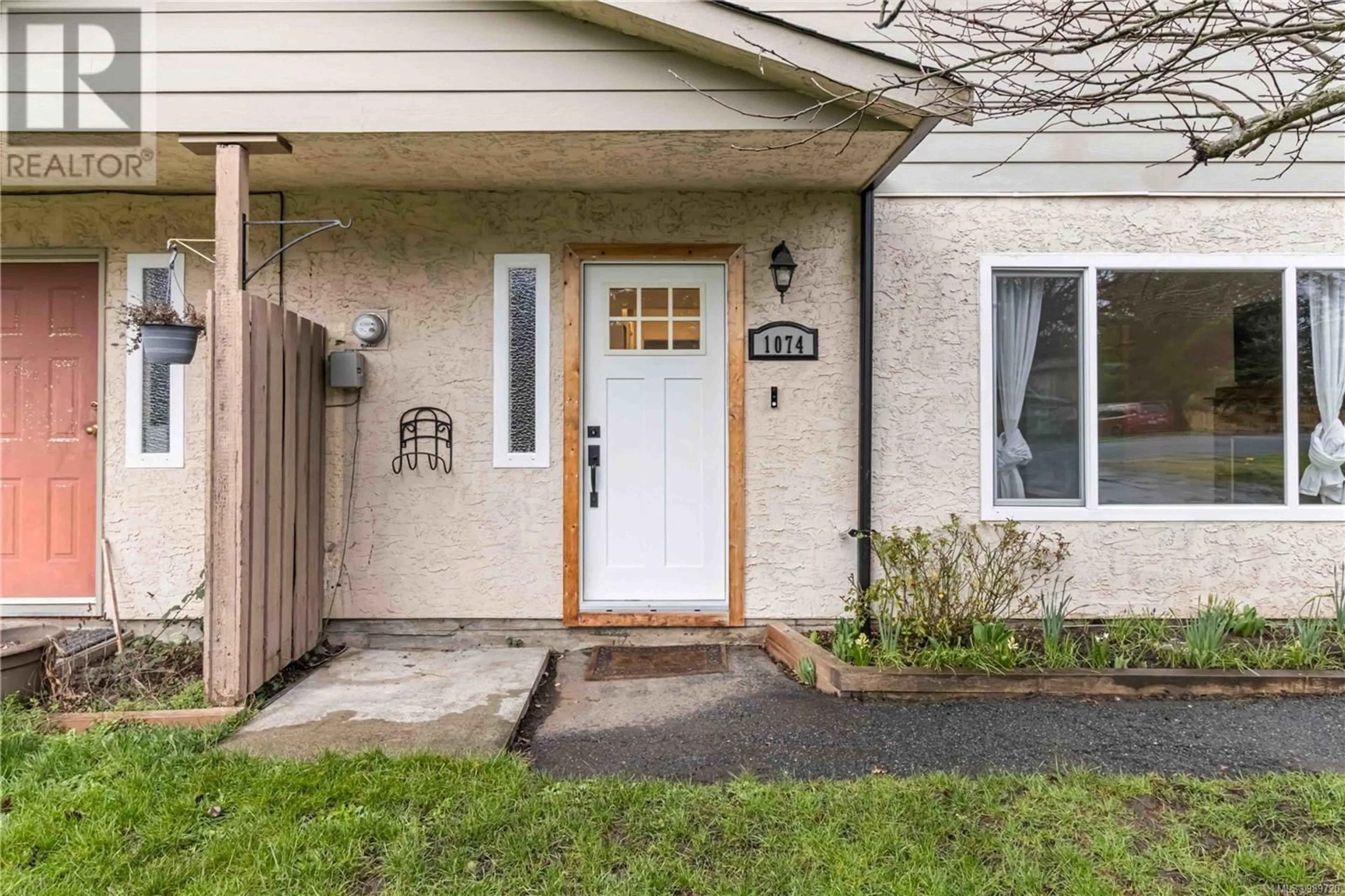 Indoor entryway for 1074 Clarke Rd, Central Saanich British Columbia V8M1C7