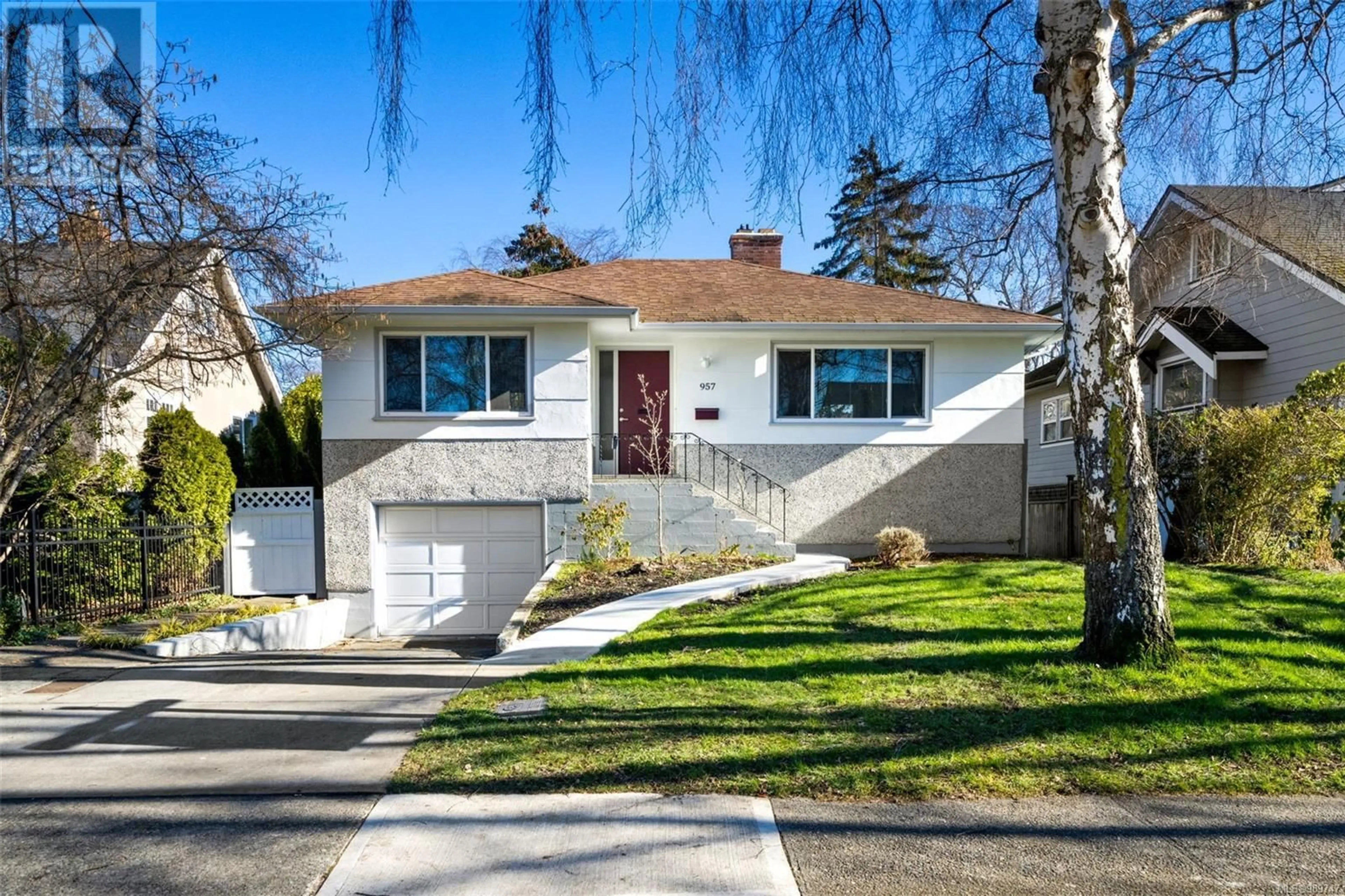 Home with vinyl exterior material, street for 957 OLIVER STREET, Oak Bay British Columbia V8S4W6