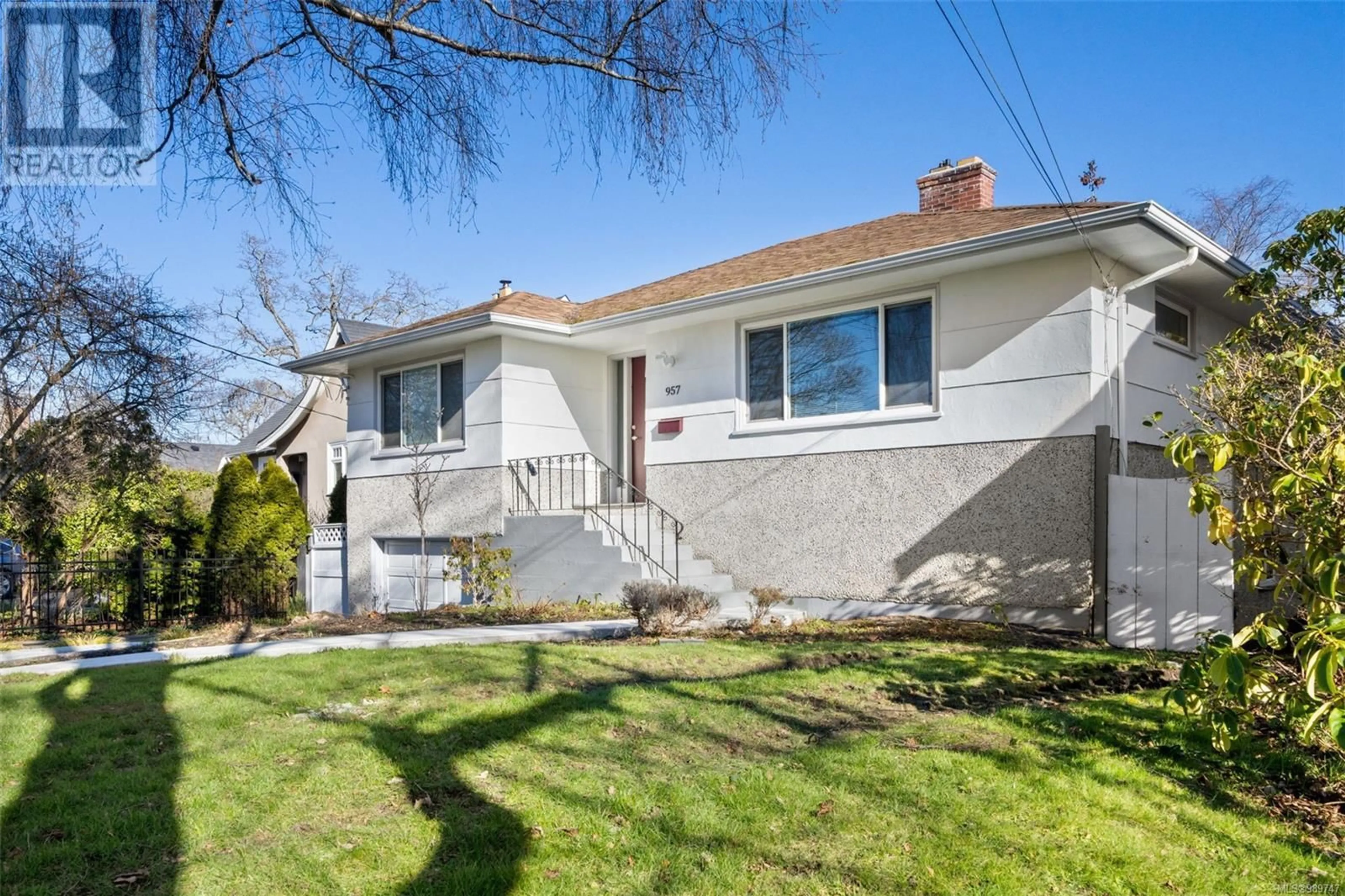 Home with vinyl exterior material, street for 957 OLIVER STREET, Oak Bay British Columbia V8S4W6