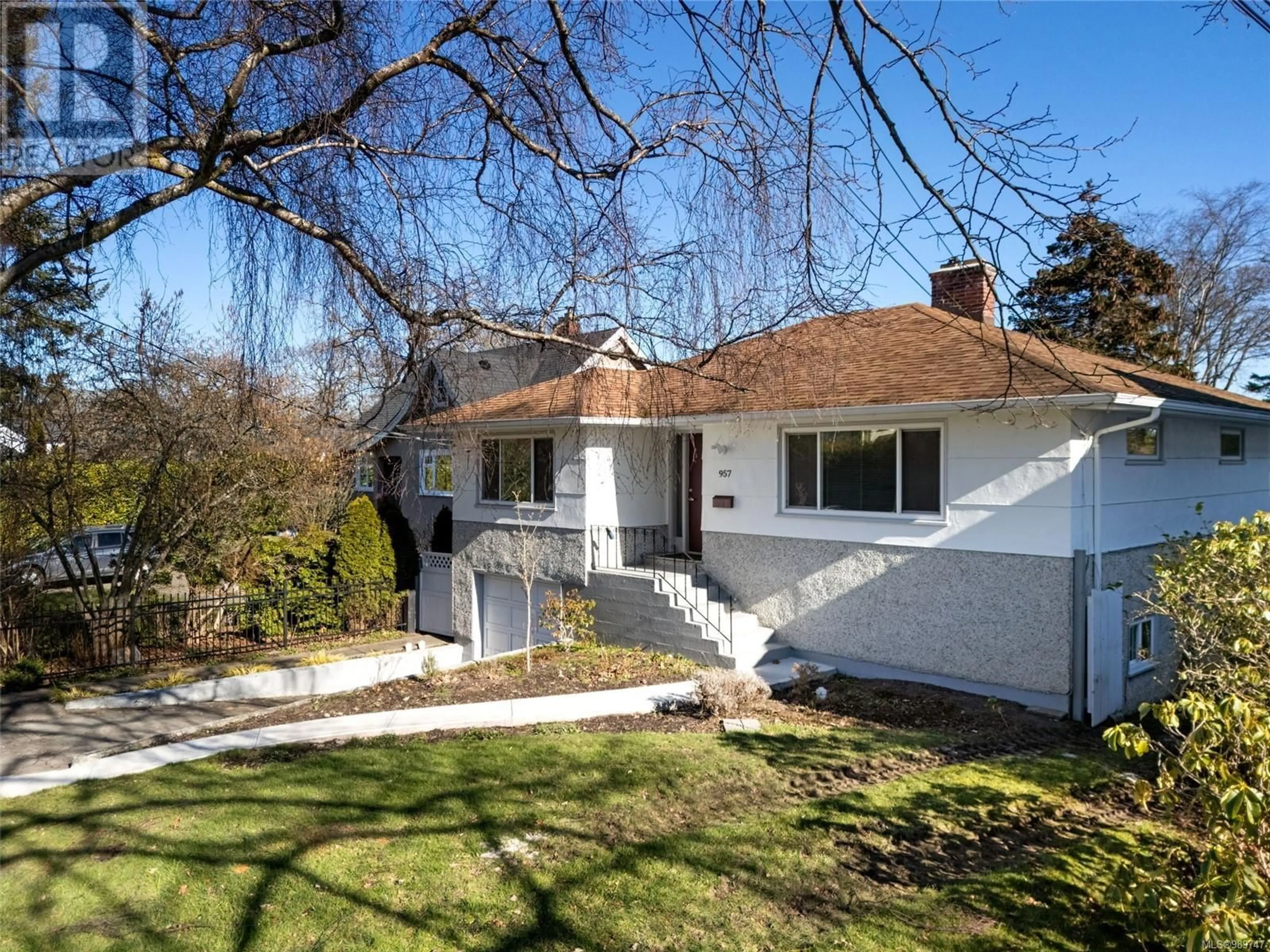 A pic from outside/outdoor area/front of a property/back of a property/a pic from drone, street for 957 OLIVER STREET, Oak Bay British Columbia V8S4W6