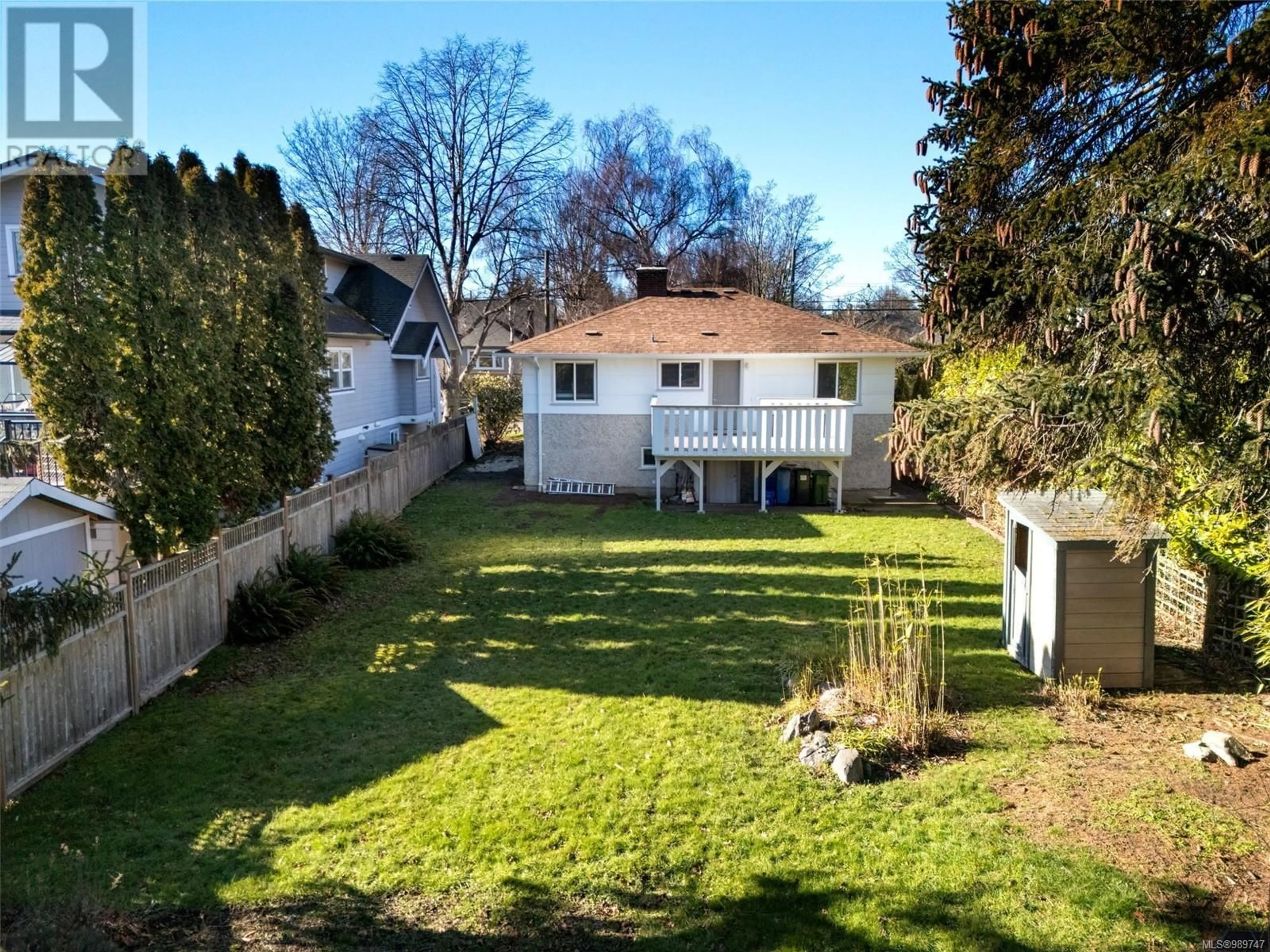A pic from outside/outdoor area/front of a property/back of a property/a pic from drone, street for 957 OLIVER STREET, Oak Bay British Columbia V8S4W6