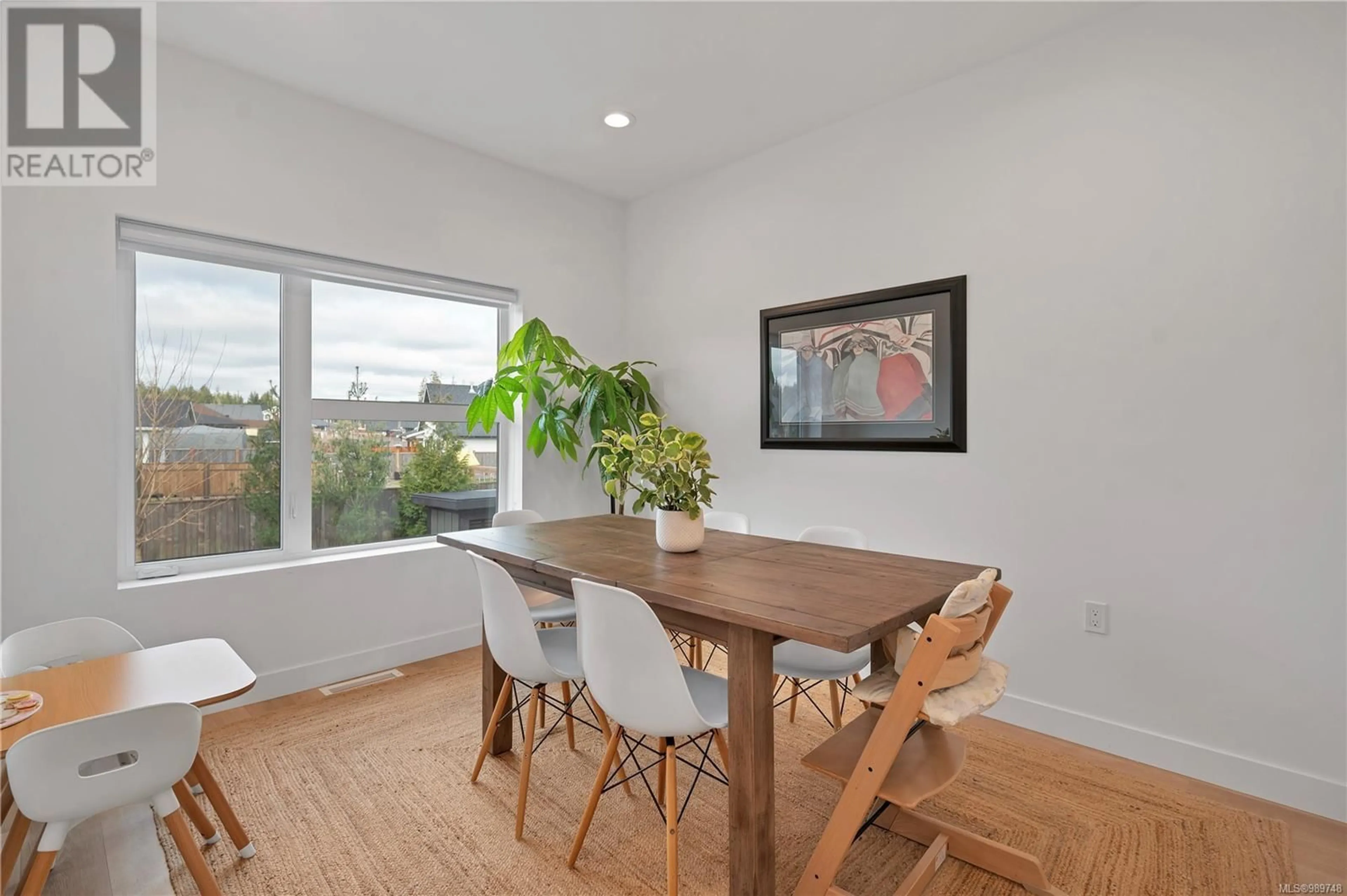 Dining room, wood/laminate floor for 5 3016 Alder St S, Campbell River British Columbia V9H0E5