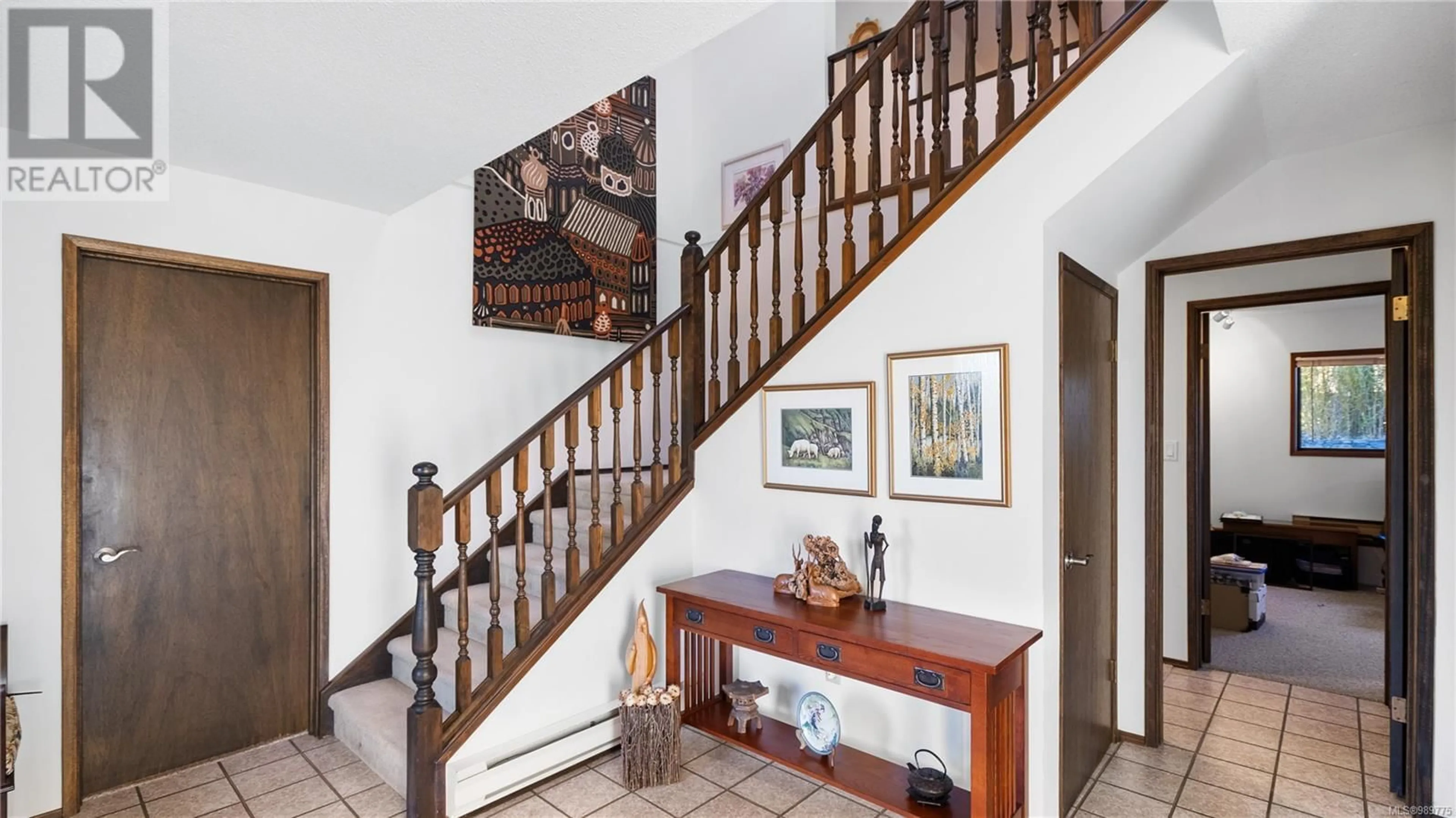 Indoor foyer for 1616 BARKSDALE DRIVE, Saanich British Columbia V8N4Z8