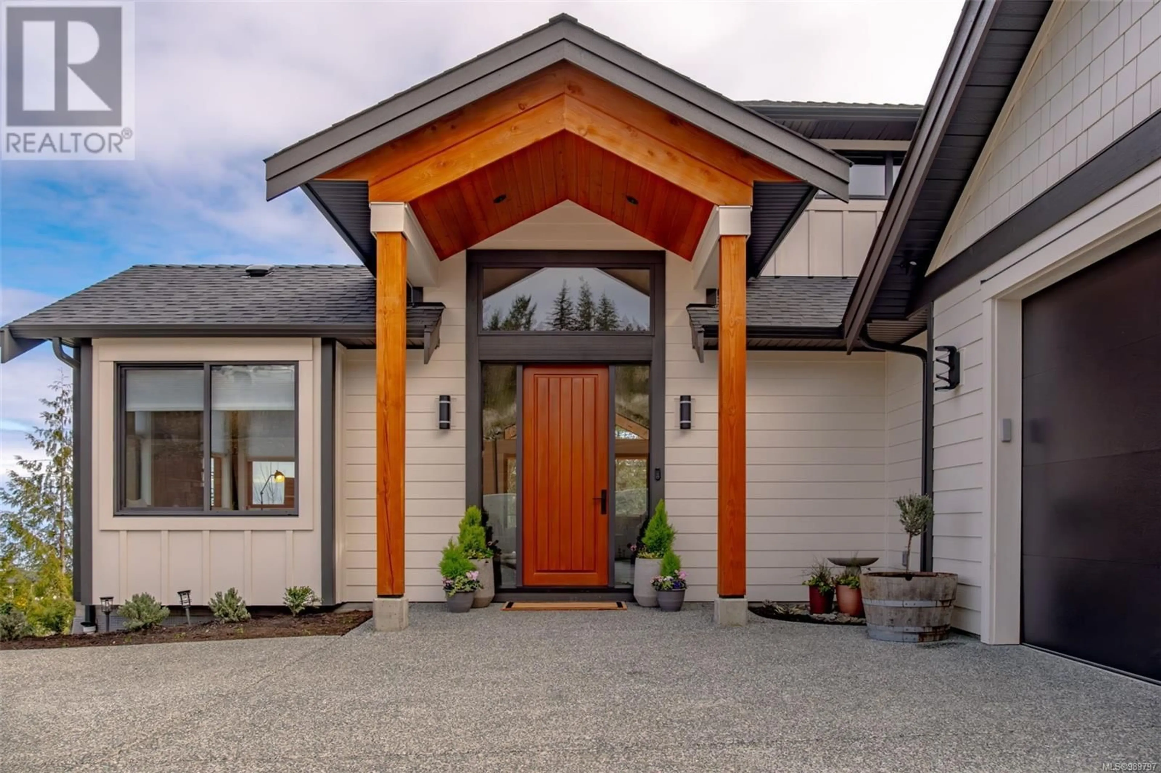 Indoor entryway for 7462 Copley Ridge Dr, Lantzville British Columbia V0R2H0