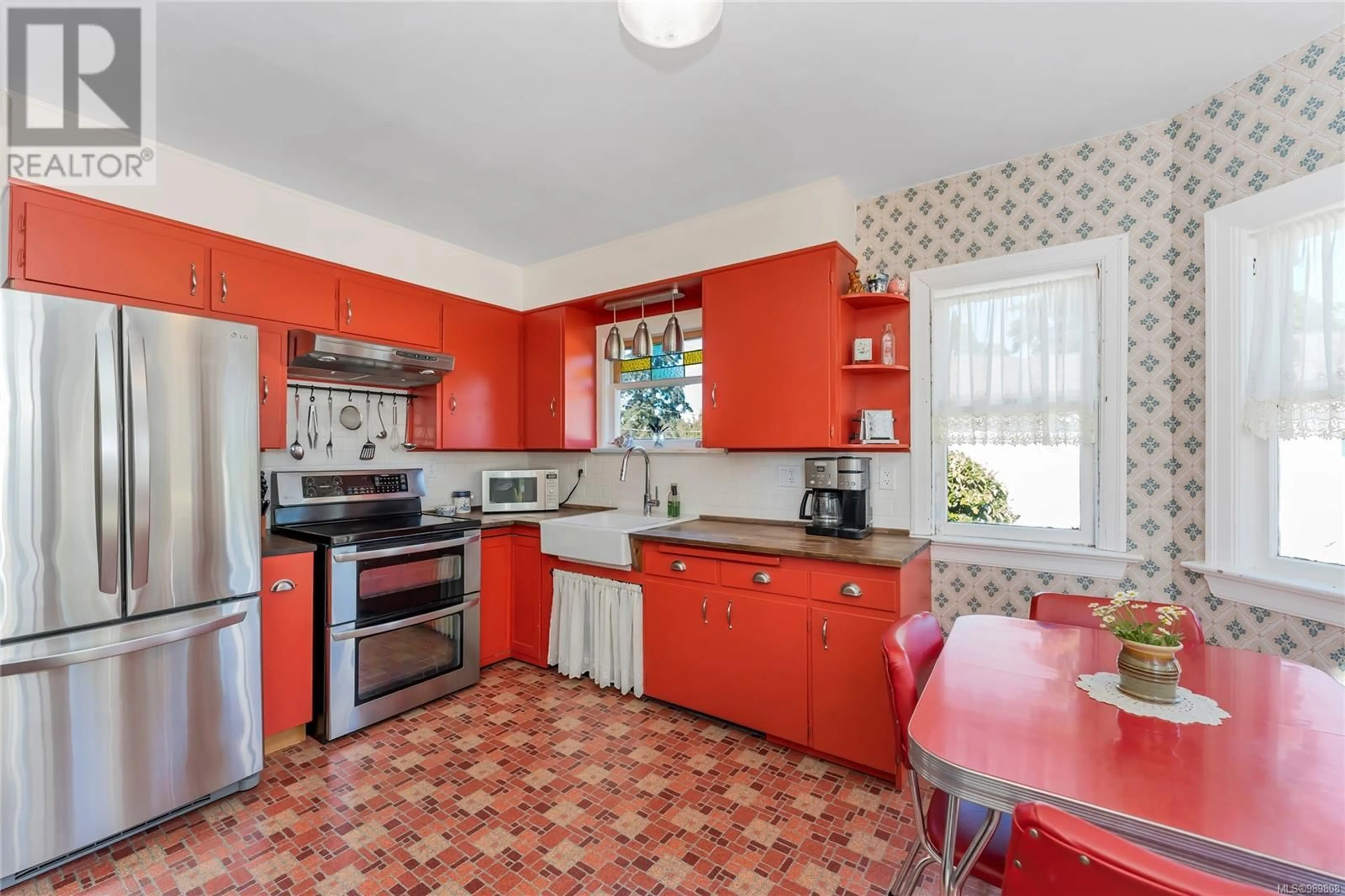 Standard kitchen, ceramic/tile floor for 1867 Feltham Rd, Saanich British Columbia V8N2A7