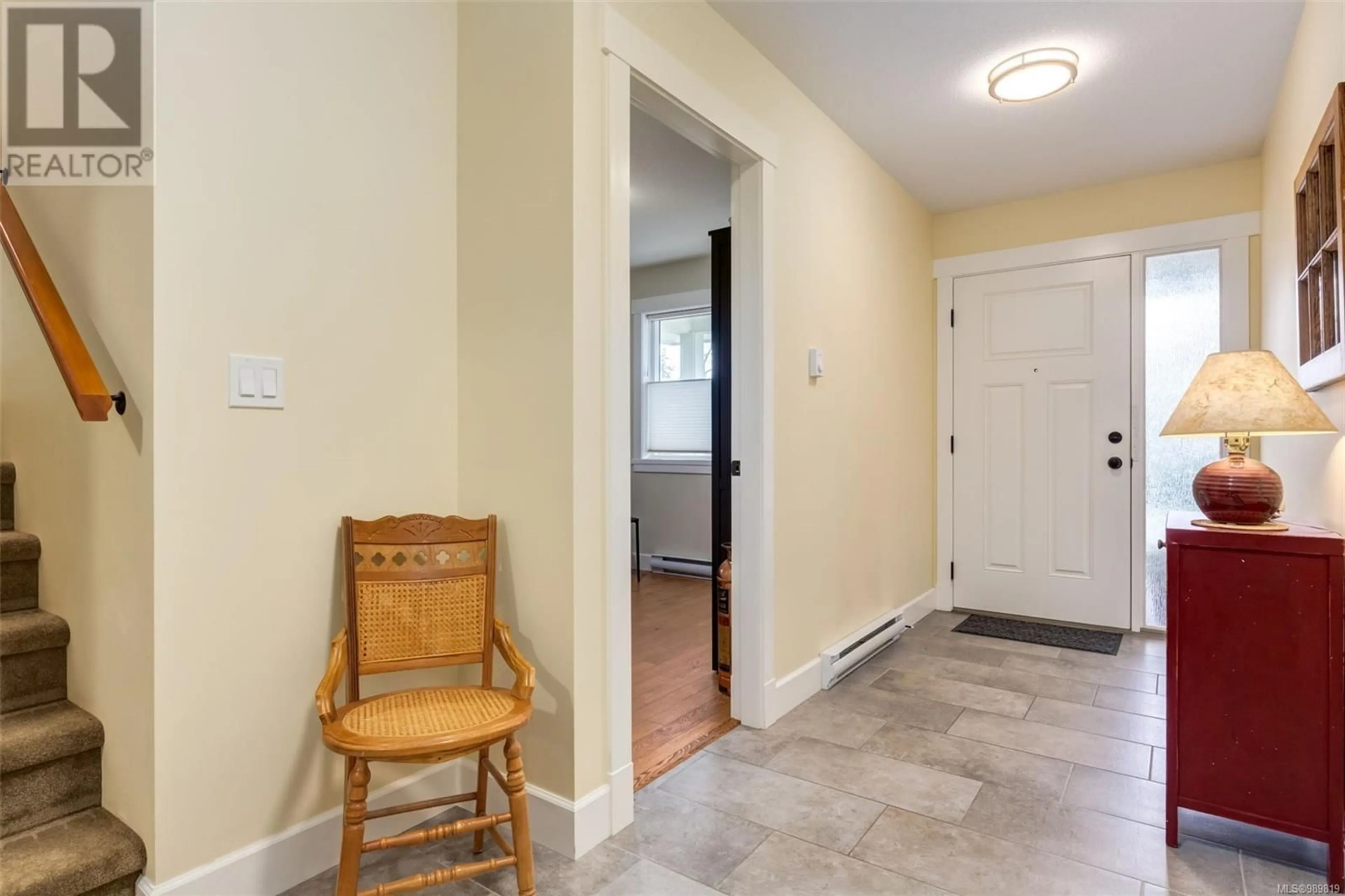 Indoor entryway for 455 Sunderland Ave, Nanaimo British Columbia V9S4Y7