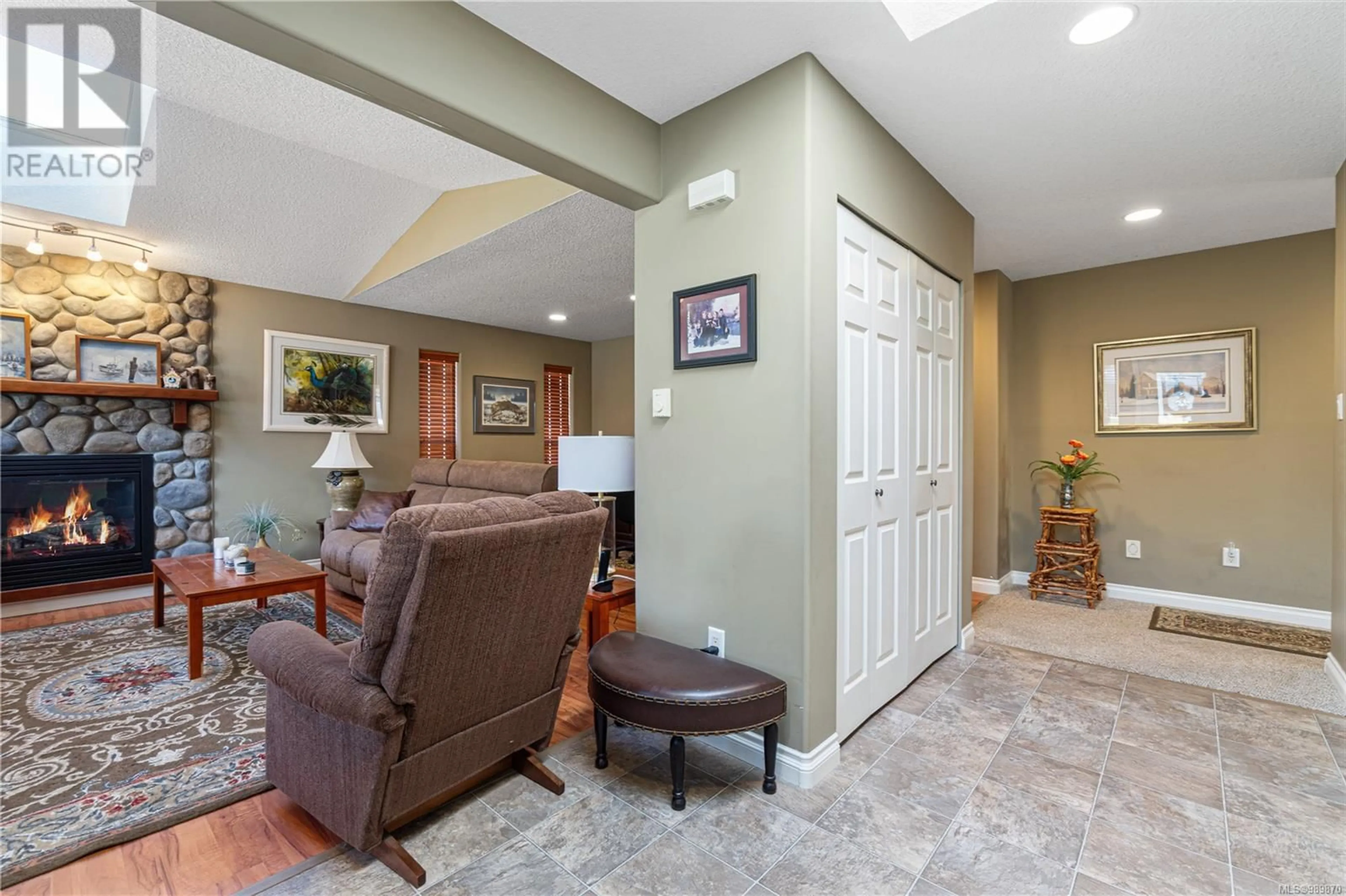 Indoor foyer for 1742 Flagstone Rd, Nanaimo British Columbia V9X1Y1