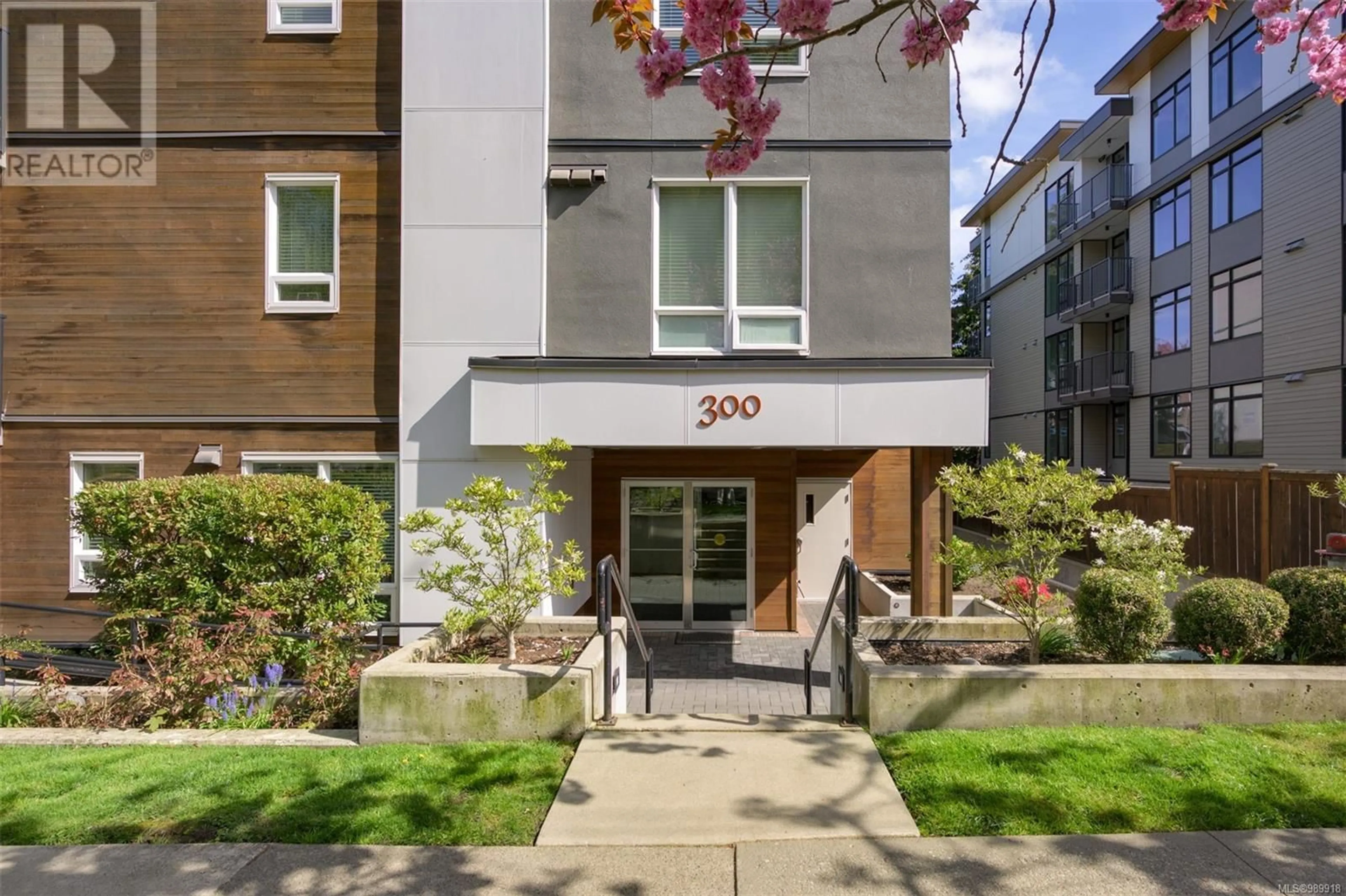 Patio, street for 303 300 Michigan St, Victoria British Columbia V8V1R5