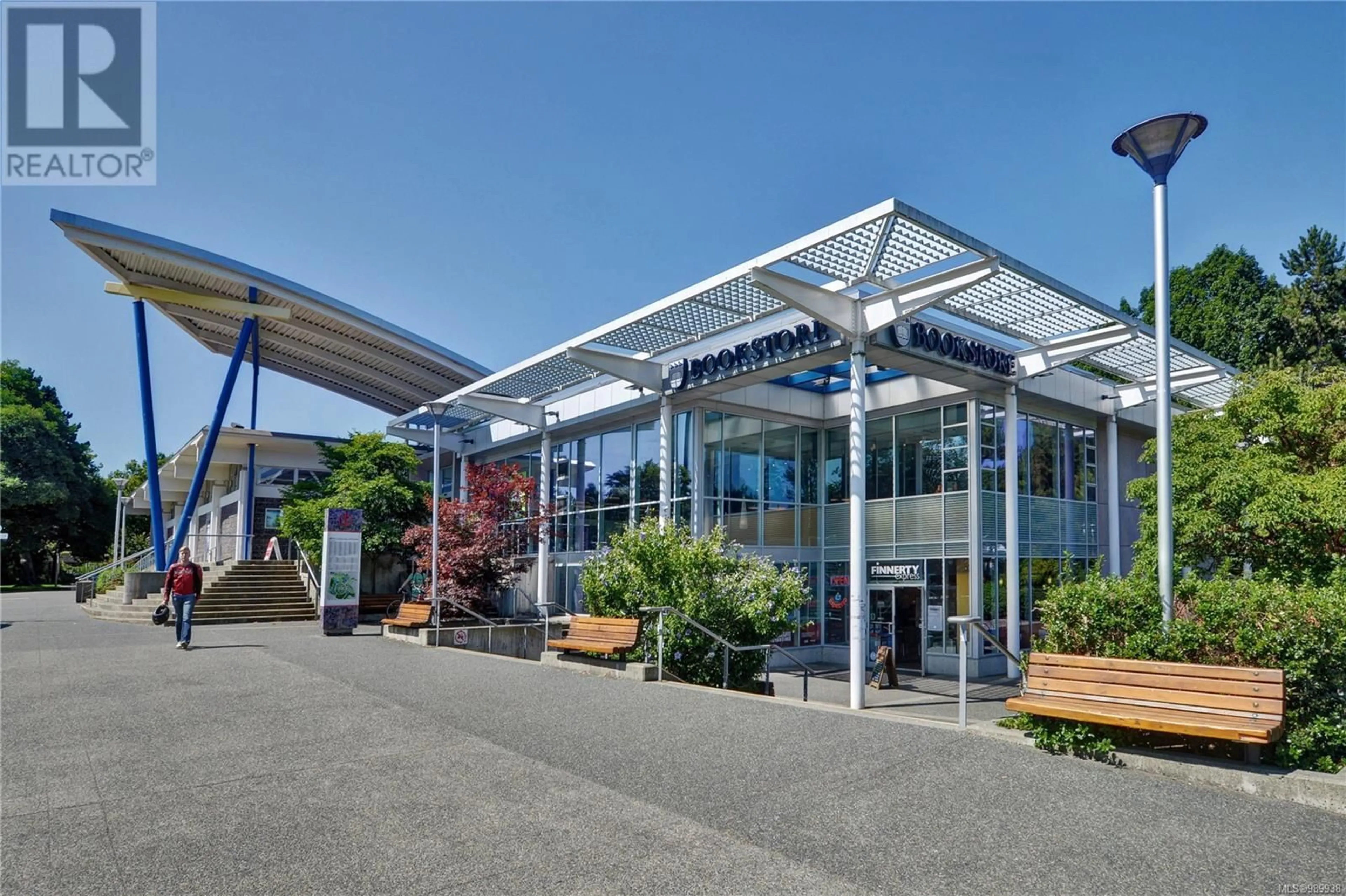 Indoor foyer for 3913 GIBSON COURT, Saanich British Columbia V8N6E2