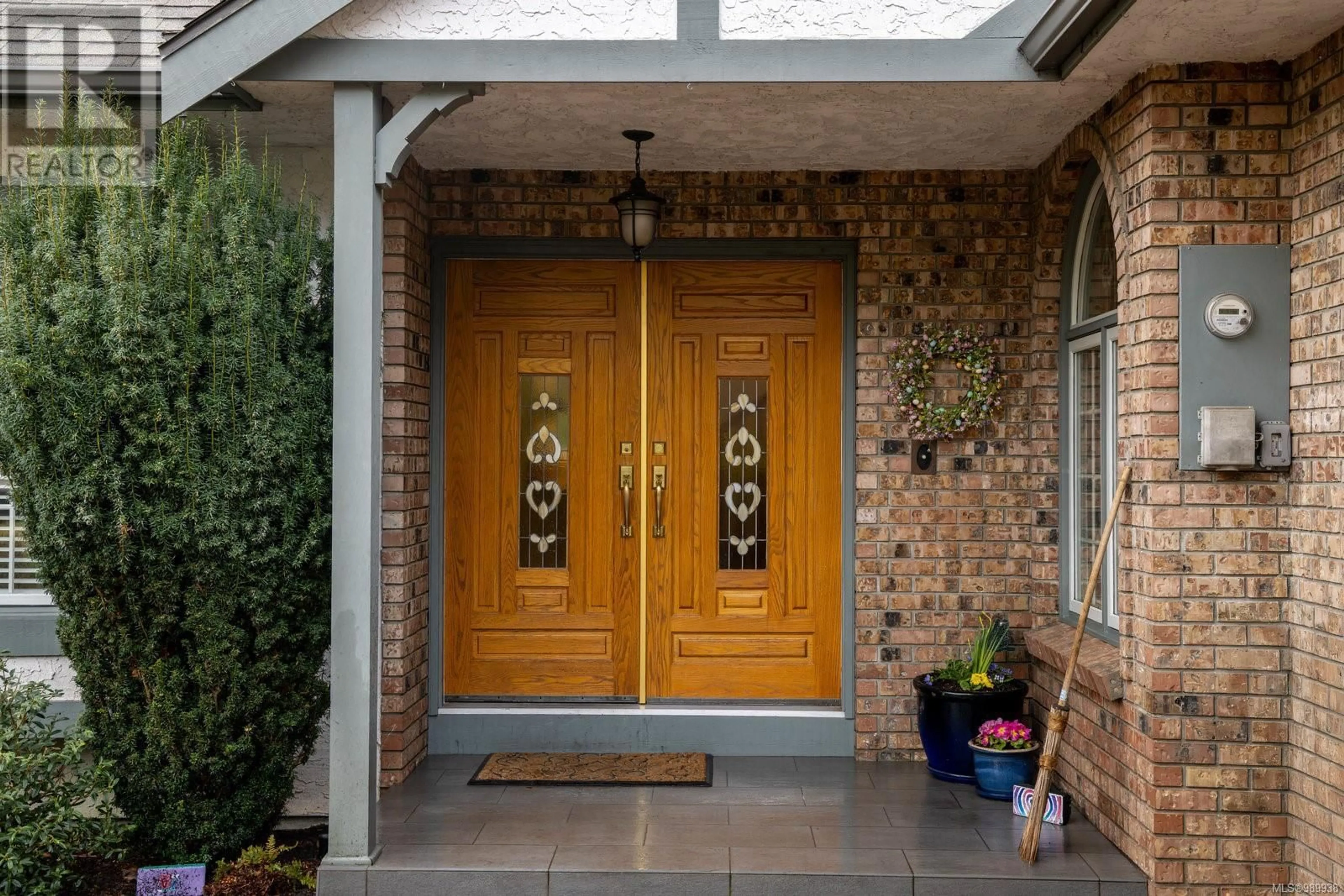 Indoor entryway for 3913 Gibson Crt, Saanich British Columbia V8N6E2