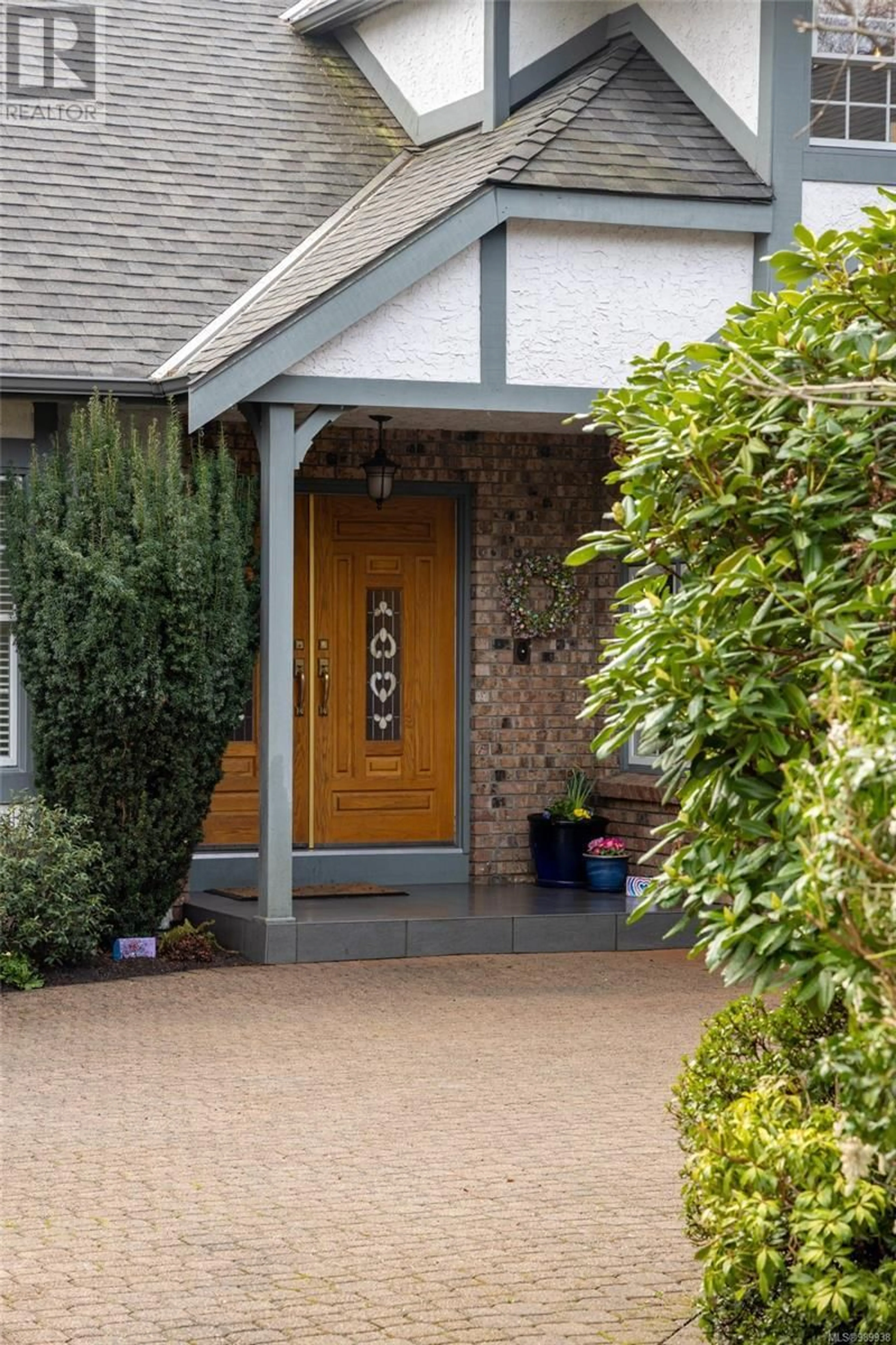 Indoor entryway for 3913 Gibson Crt, Saanich British Columbia V8N6E2