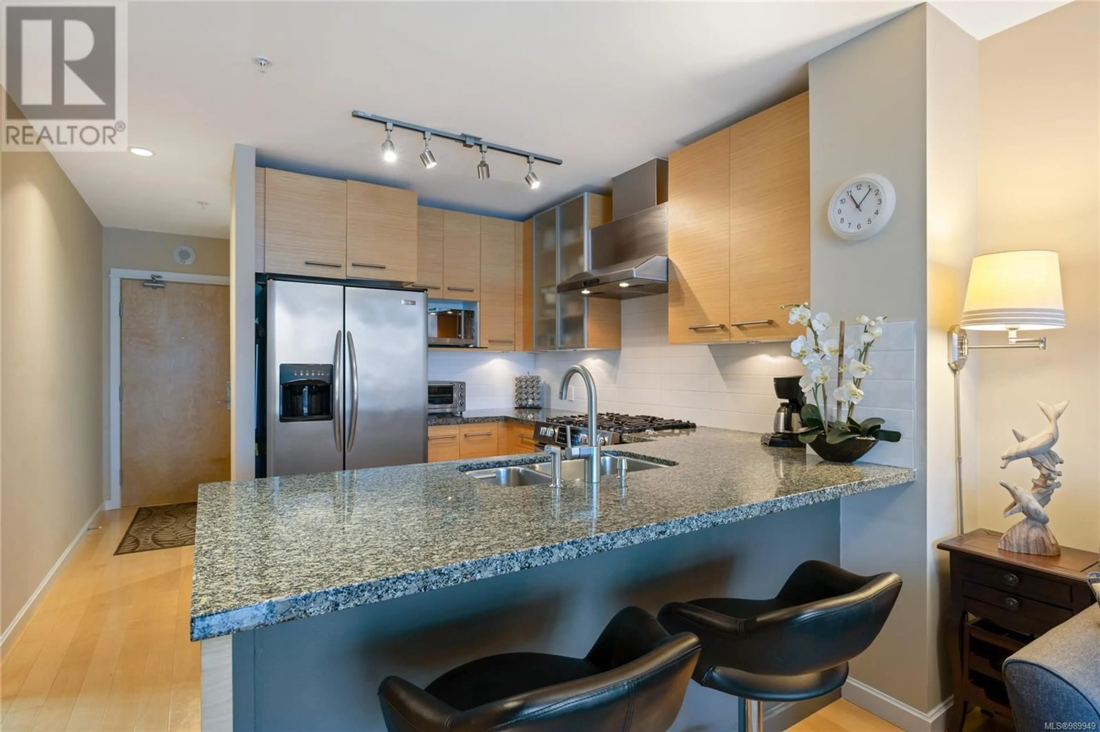 Contemporary kitchen, ceramic/tile floor for 605 - 38 FRONT STREET, Nanaimo British Columbia V9R0B8