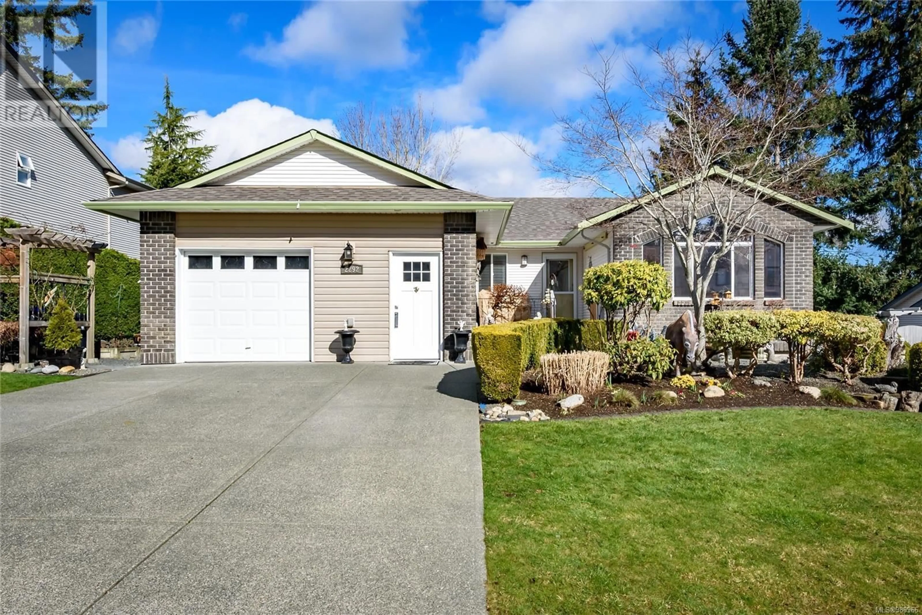 Home with vinyl exterior material, street for 2292 Heron Cres, Comox British Columbia V9M3Y2