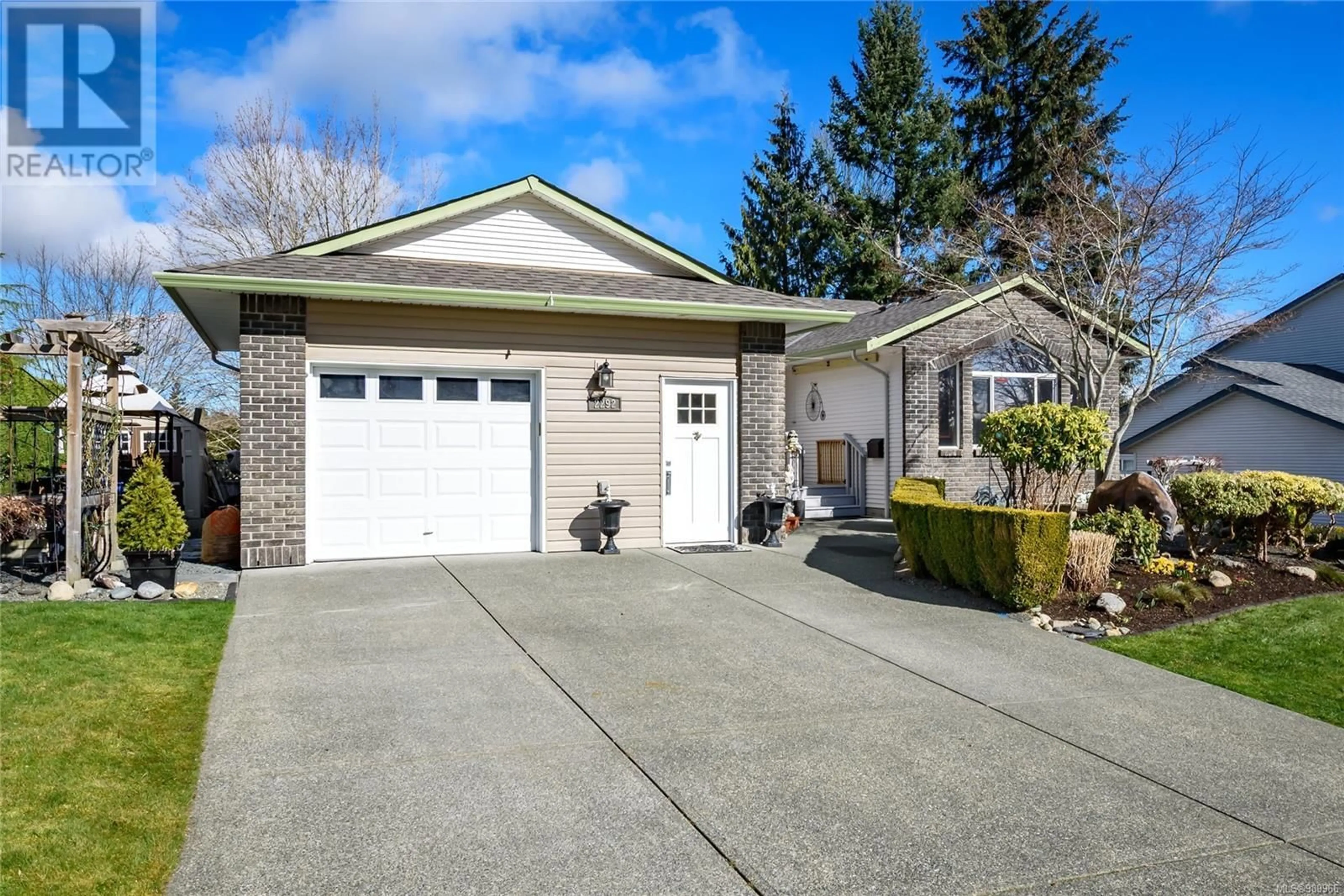 Home with vinyl exterior material, street for 2292 Heron Cres, Comox British Columbia V9M3Y2