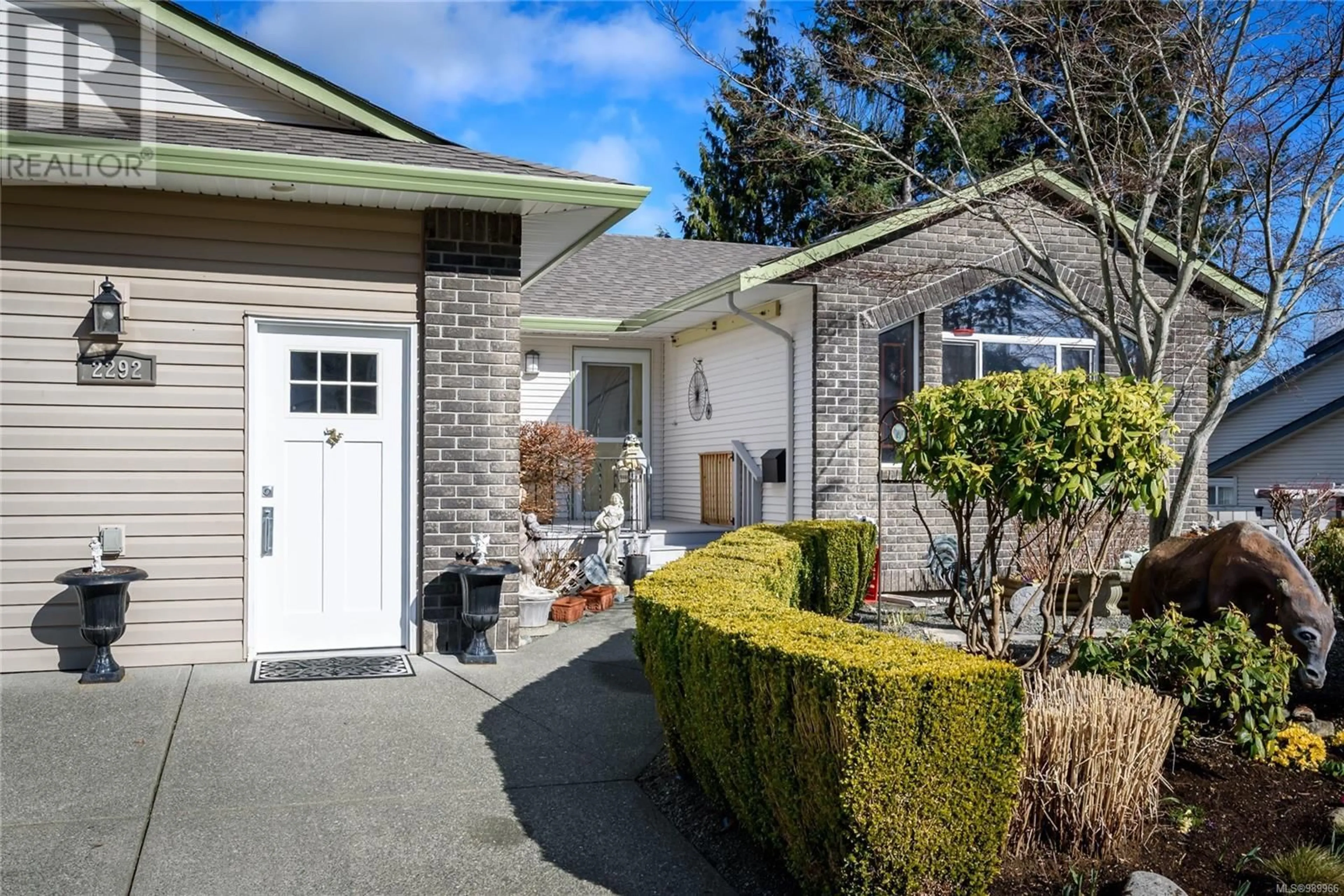 Home with vinyl exterior material, street for 2292 Heron Cres, Comox British Columbia V9M3Y2