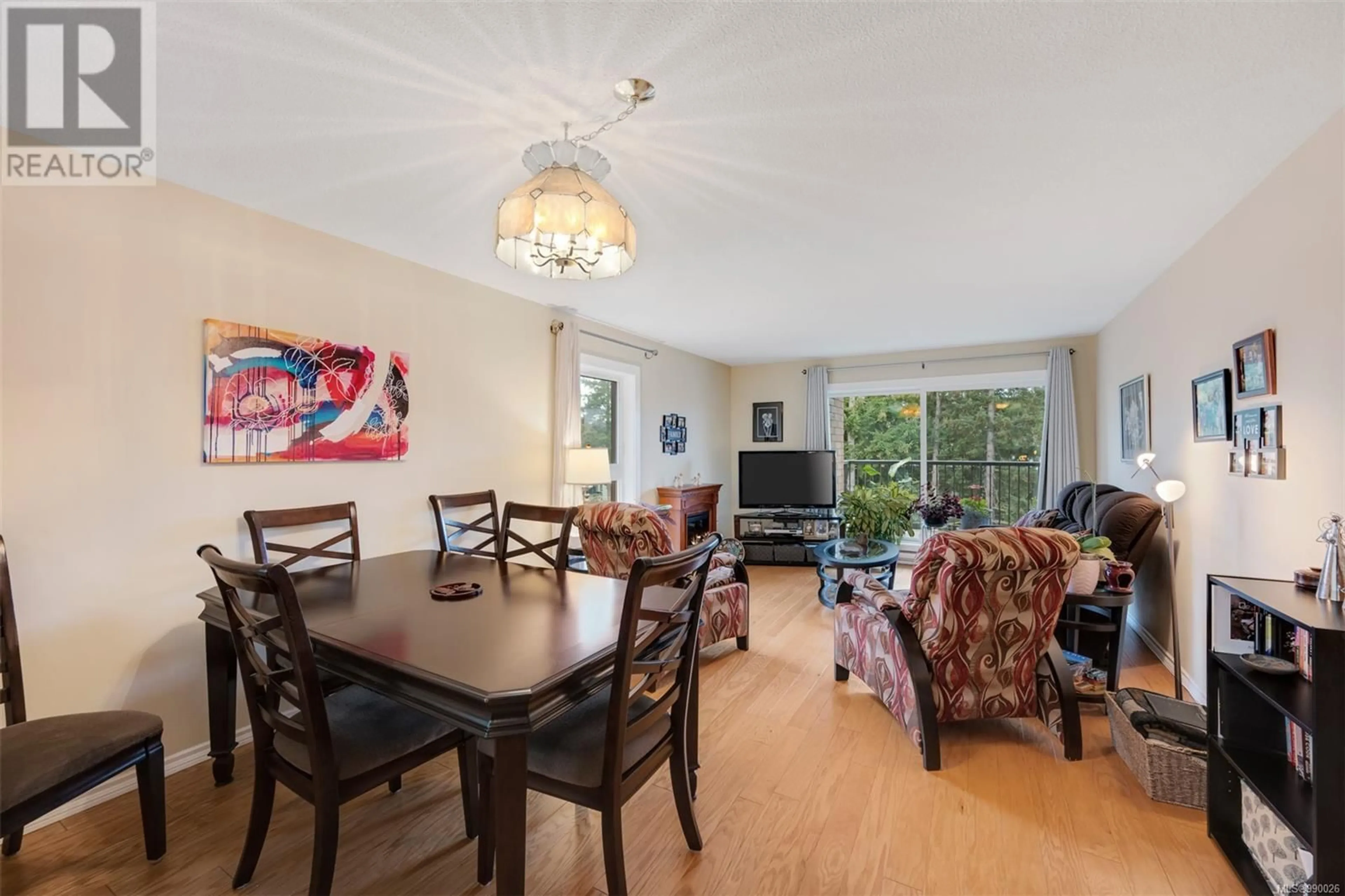 Dining room, wood/laminate floor for 505 4030 Quadra St, Saanich British Columbia V8X1K2