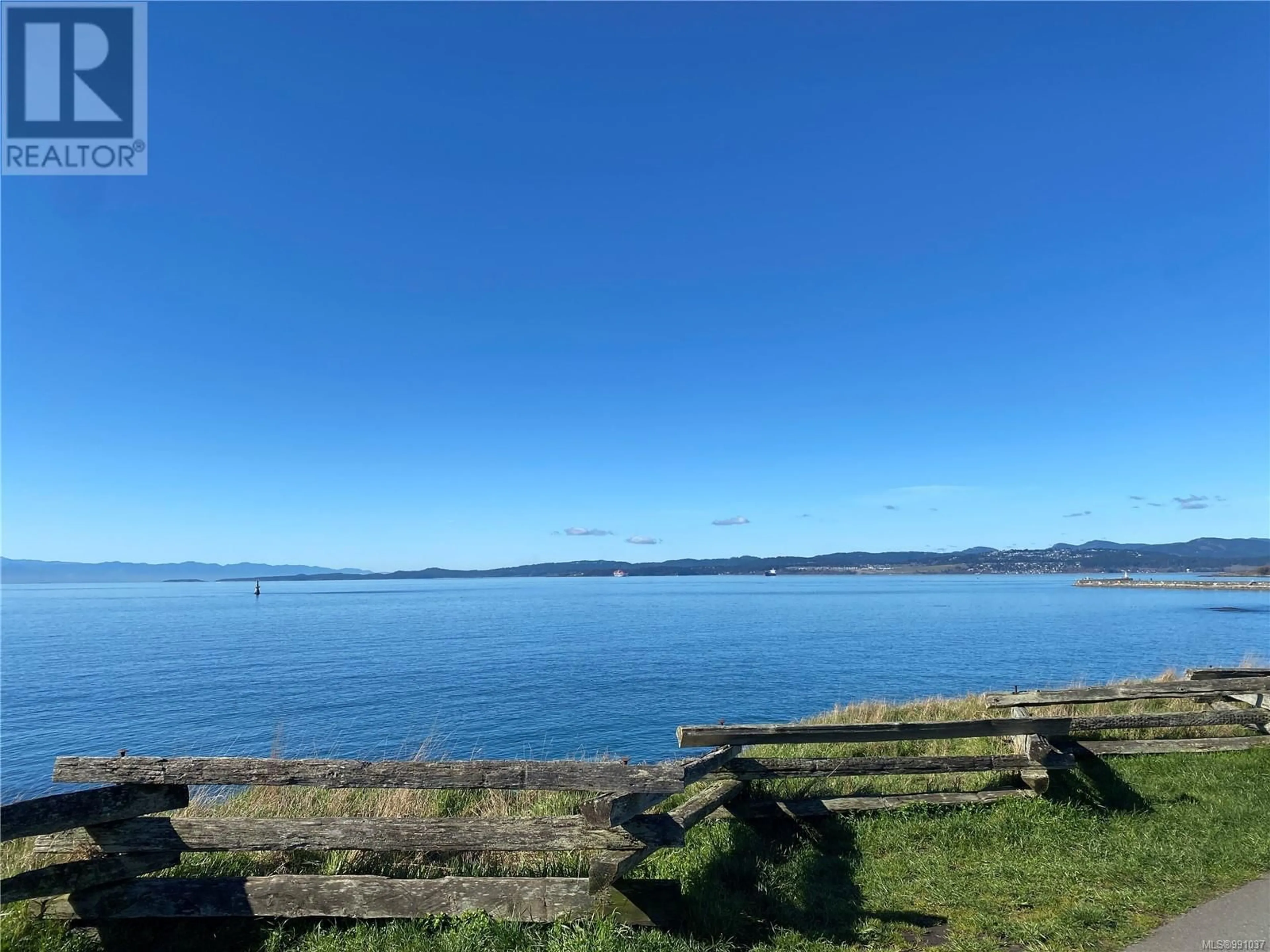 A pic from outside/outdoor area/front of a property/back of a property/a pic from drone, water/lake/river/ocean view for 5 26 Menzies St, Victoria British Columbia V8V2G2