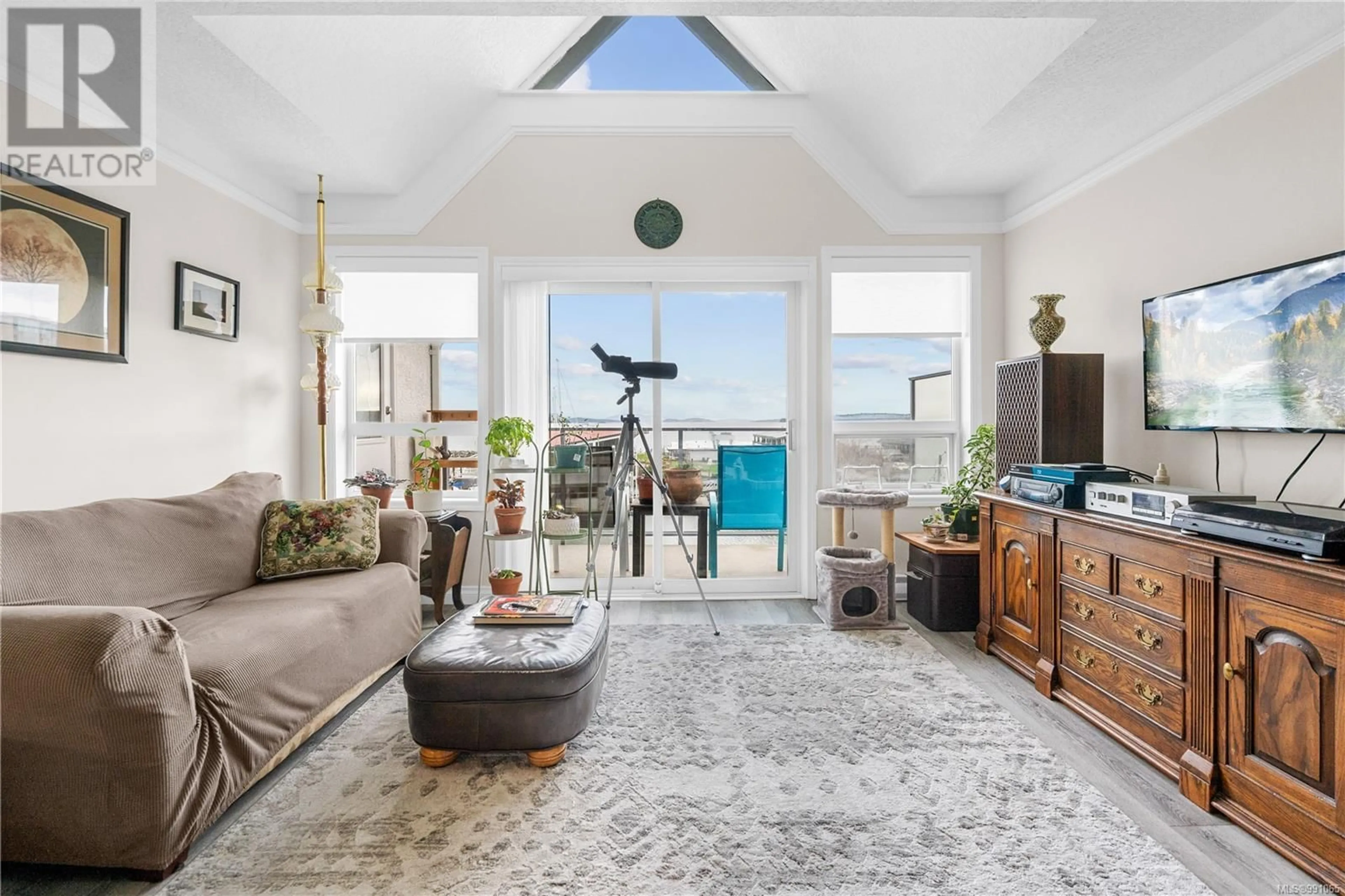 Living room with furniture, unknown for 8 - 9871 SECOND STREET, Sidney British Columbia V8L3C7