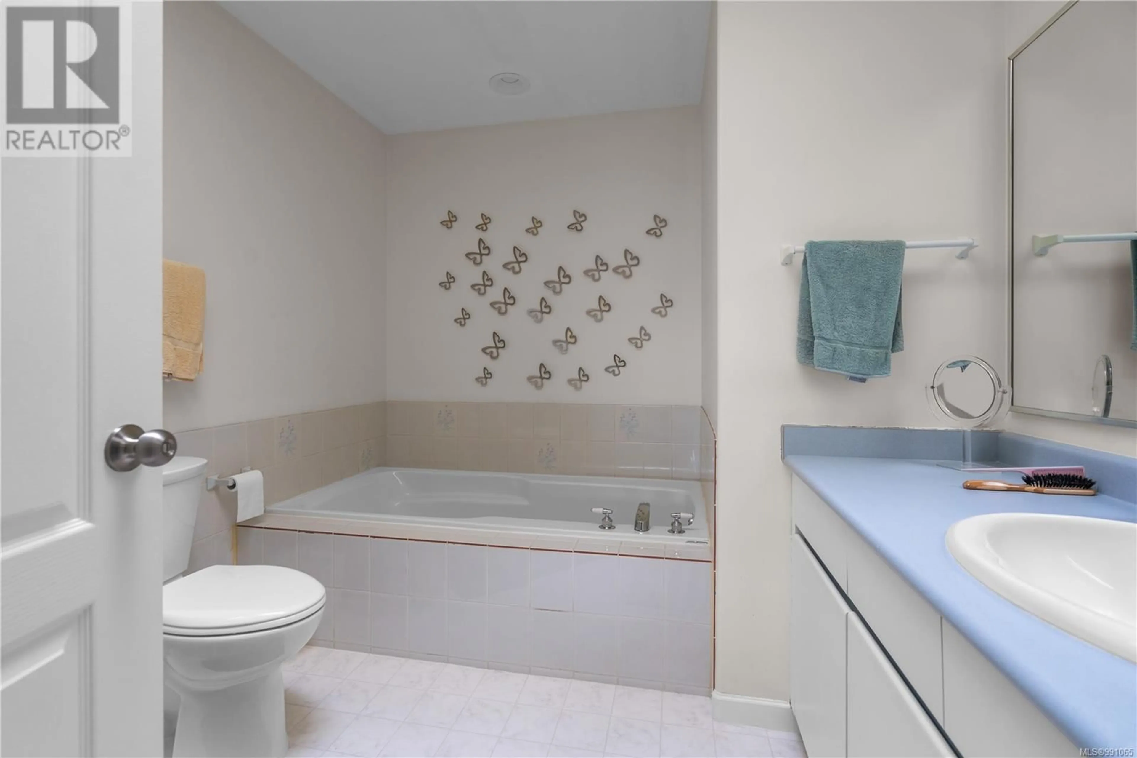 Standard bathroom, ceramic/tile floor for 8 9871 Second St, Sidney British Columbia V8L3C7