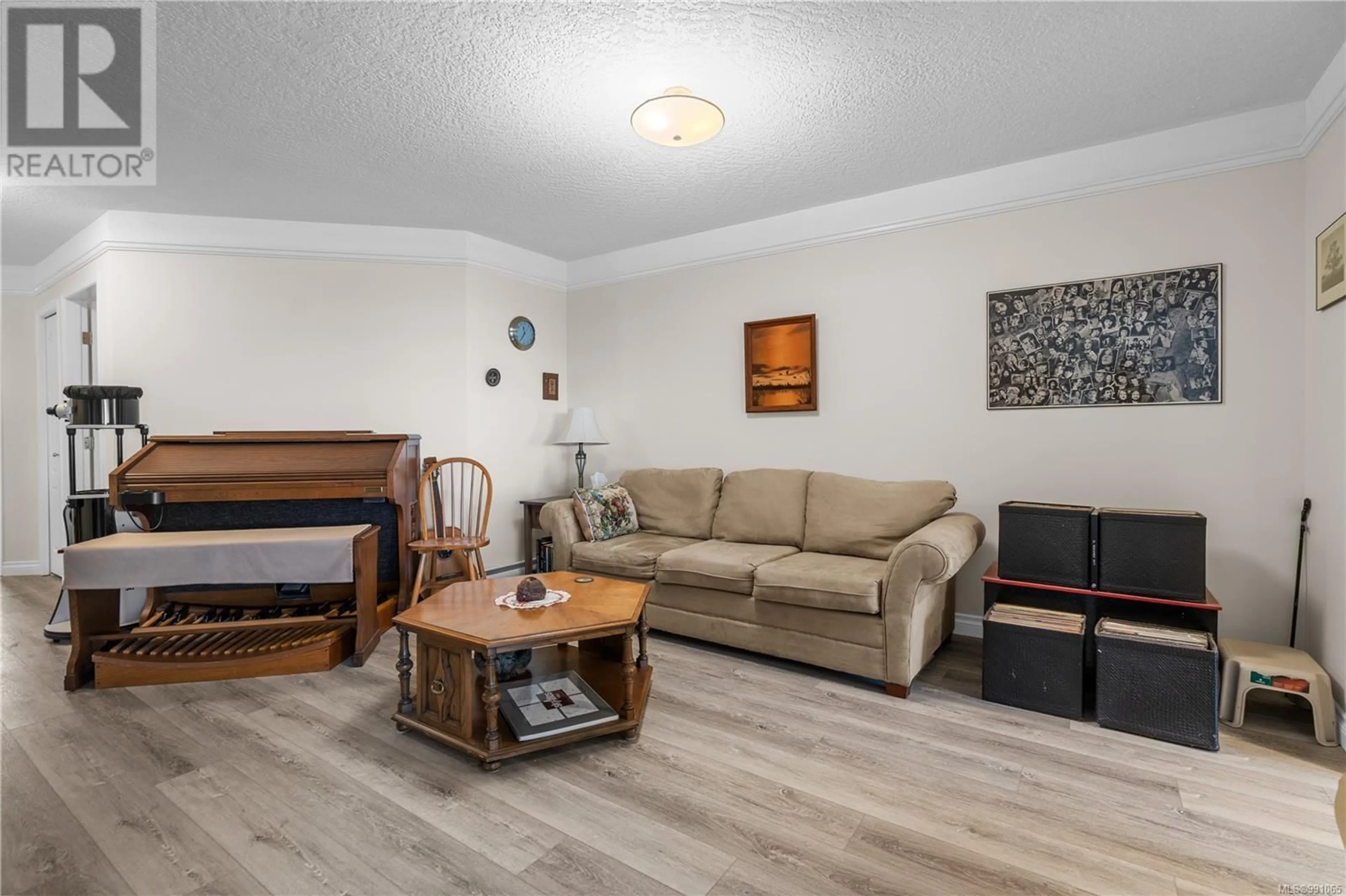 Living room with furniture, wood/laminate floor for 8 9871 Second St, Sidney British Columbia V8L3C7