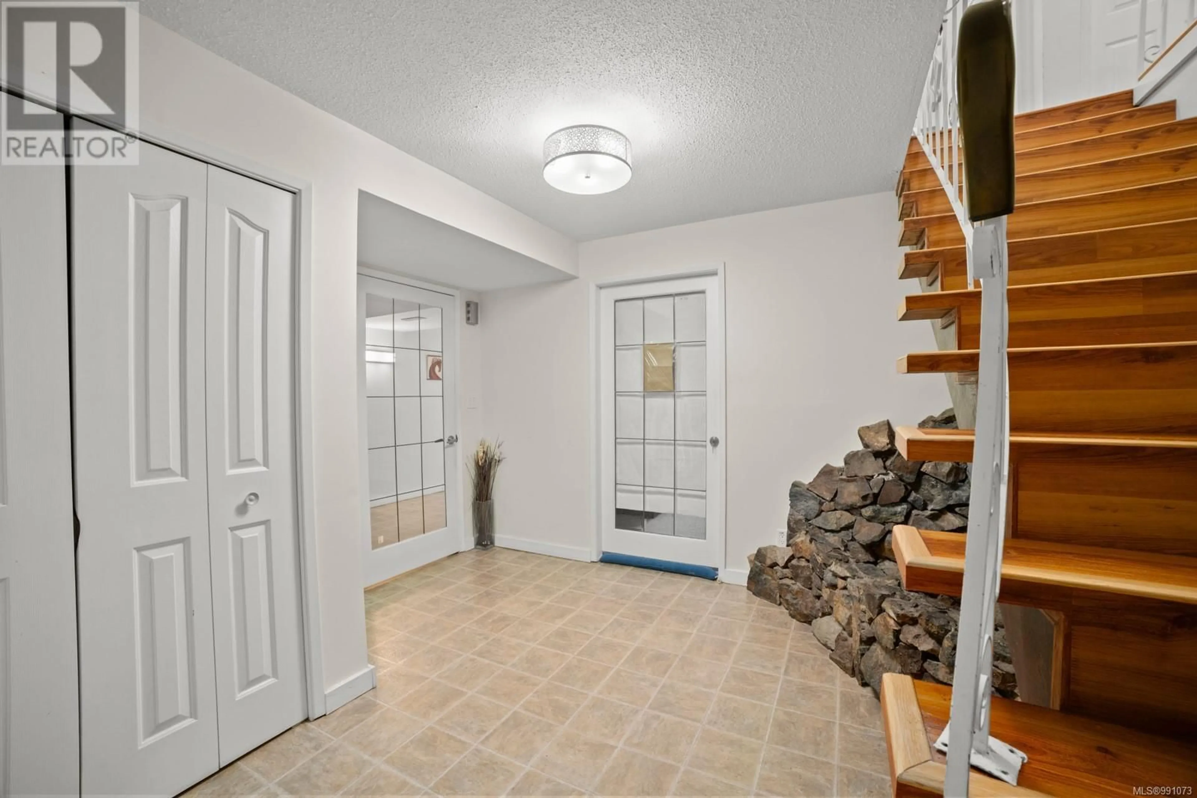 Indoor entryway for 4233 Thornhill Cres, Saanich British Columbia V8N3G6