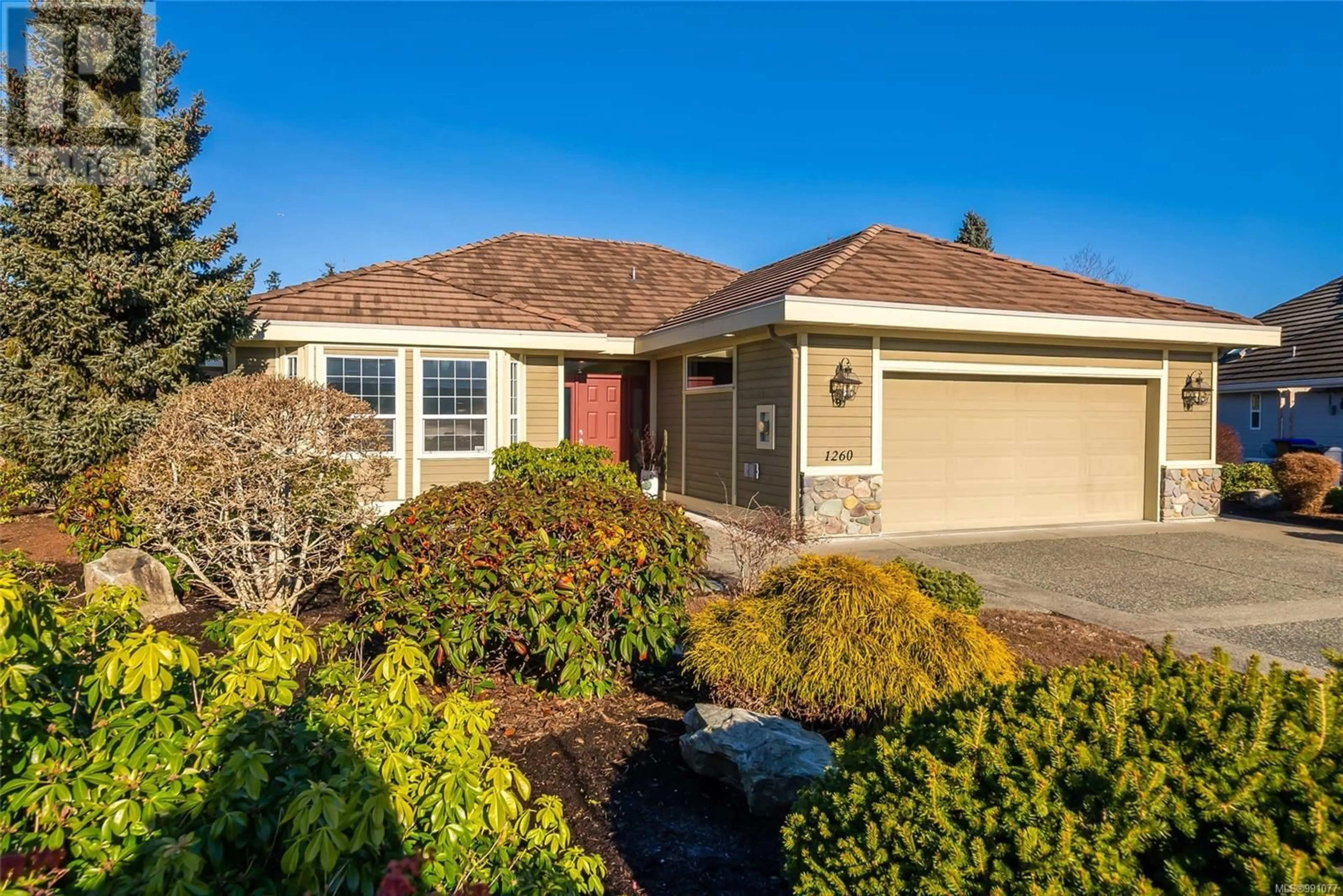 Home with vinyl exterior material, street for 1260 AUGUSTA CLOSE, Parksville British Columbia V9P2W3