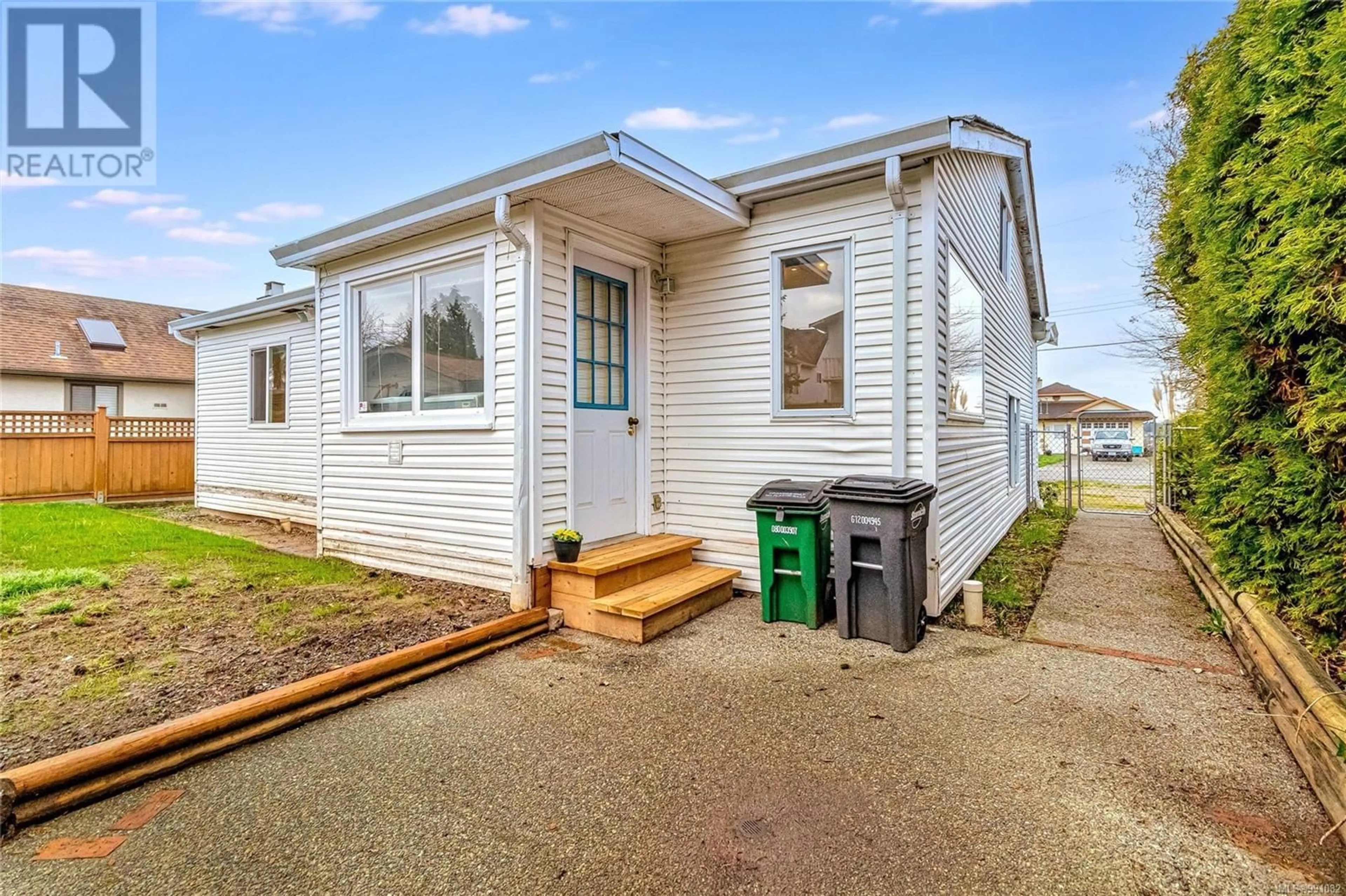 Home with vinyl exterior material, street for 276 Crease Ave, Saanich British Columbia V8Z1S9