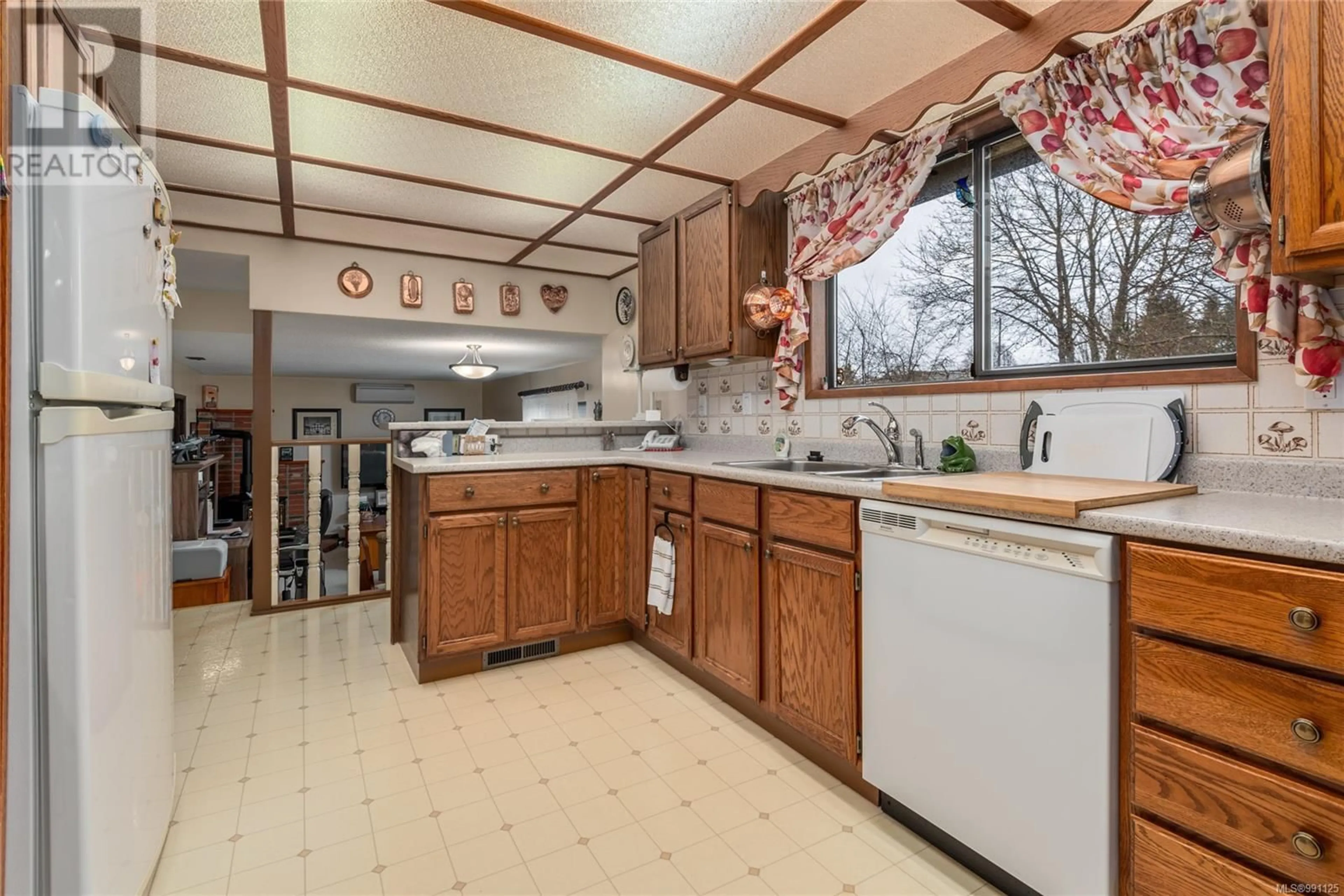 Standard kitchen, ceramic/tile floor for 640 Torrence Rd, Comox British Columbia V9M3H7