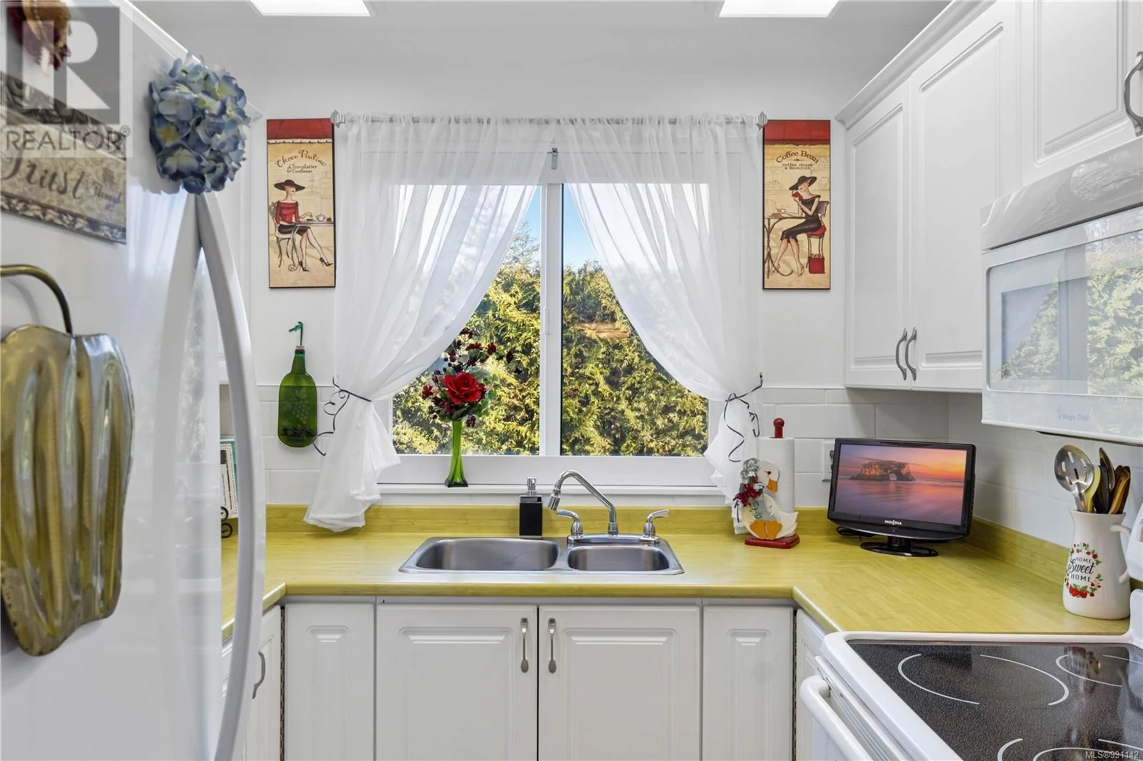 Standard kitchen, ceramic/tile floor for 65 - 120 FINHOLM STREET, Parksville British Columbia V9P1J6