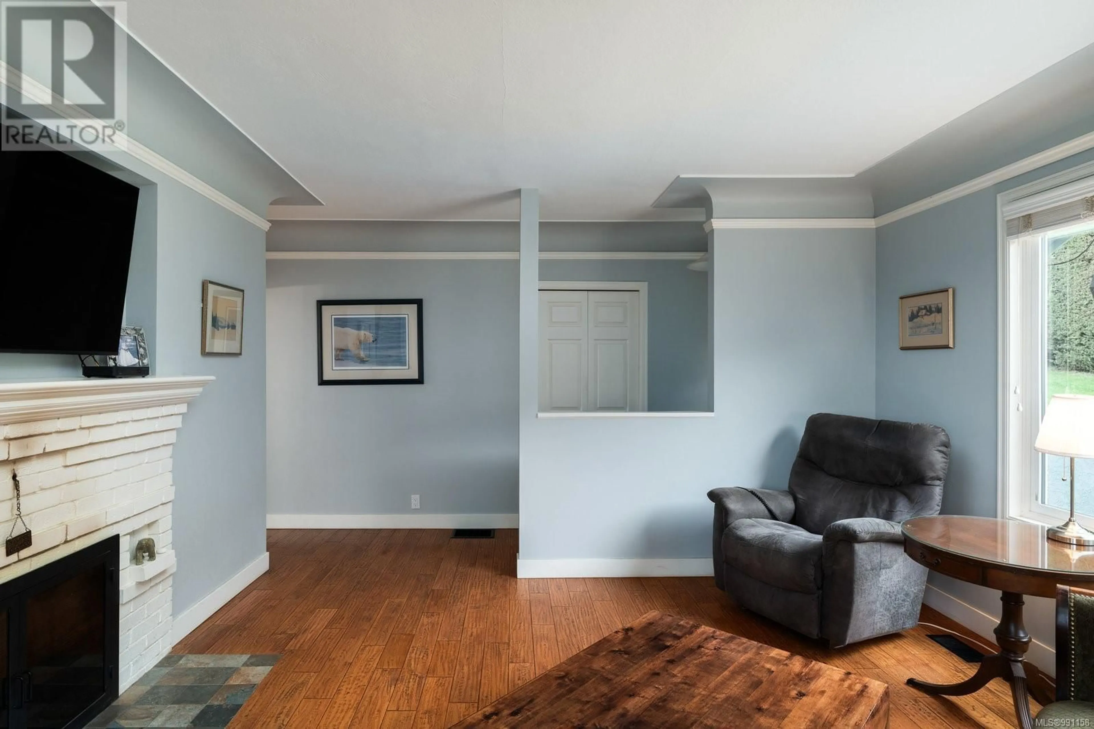 Living room with furniture, wood/laminate floor for 6435 Oldfield Rd, Central Saanich British Columbia V8M1X8