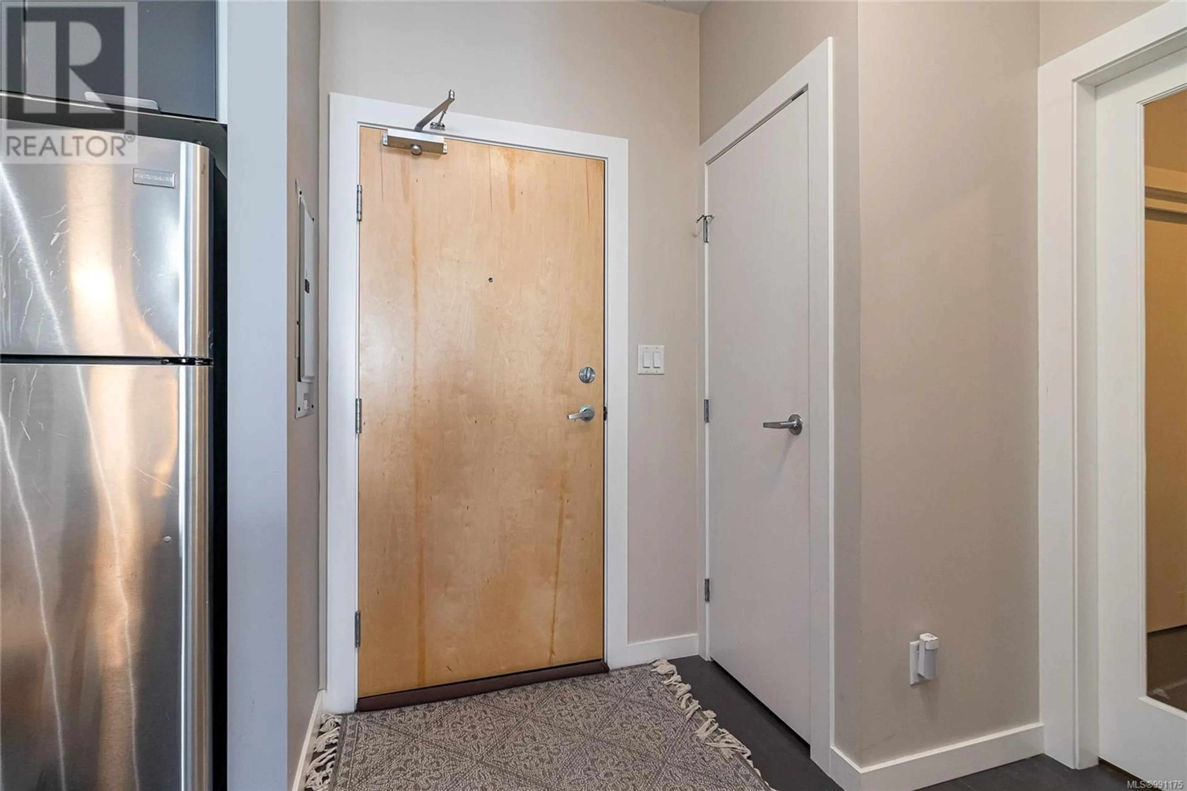 Indoor entryway for 235 2871 Jacklin Rd, Langford British Columbia V9B0P3