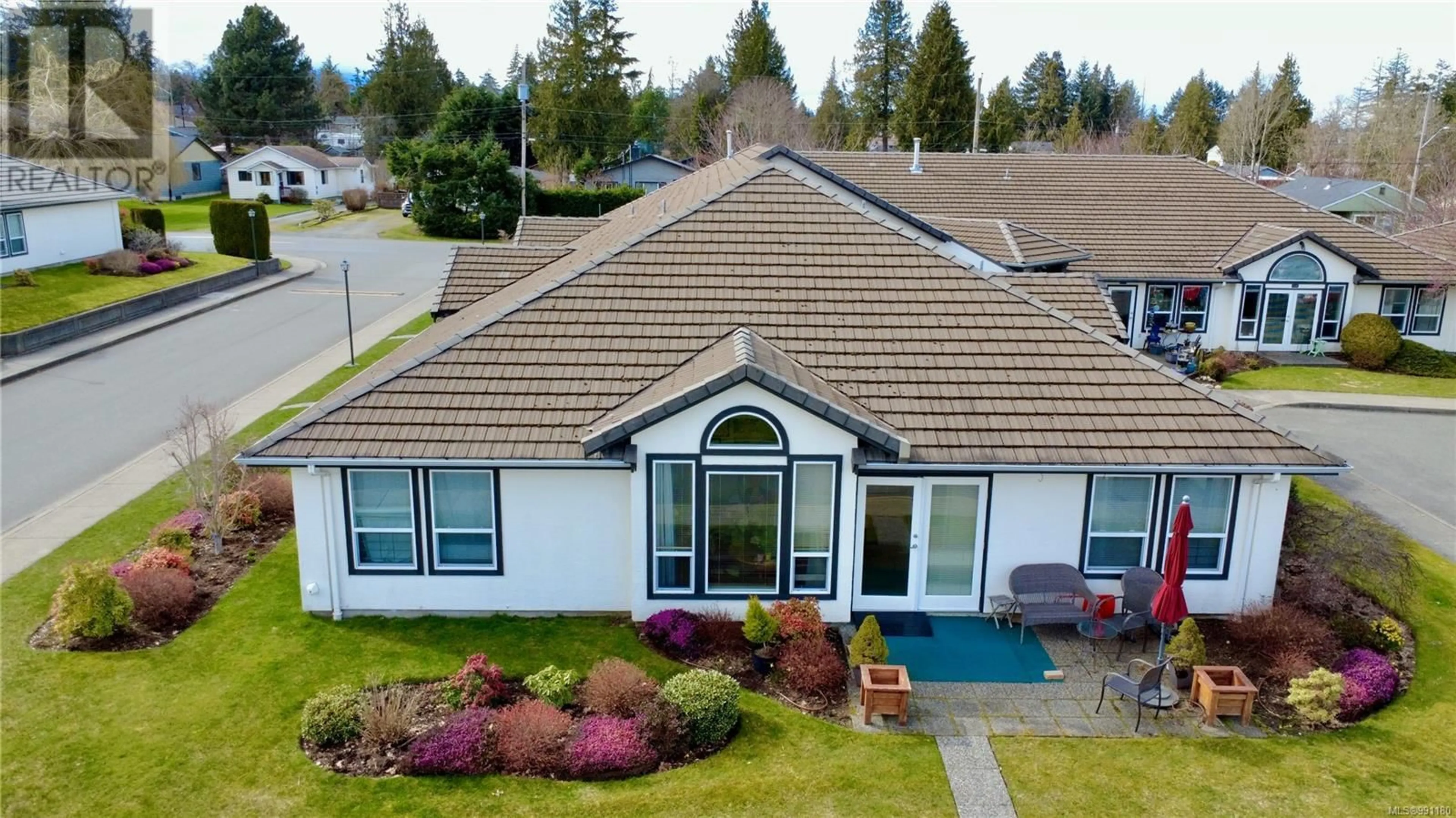 A pic from outside/outdoor area/front of a property/back of a property/a pic from drone, unknown for 202 264 McVickers St, Parksville British Columbia V9P2N5