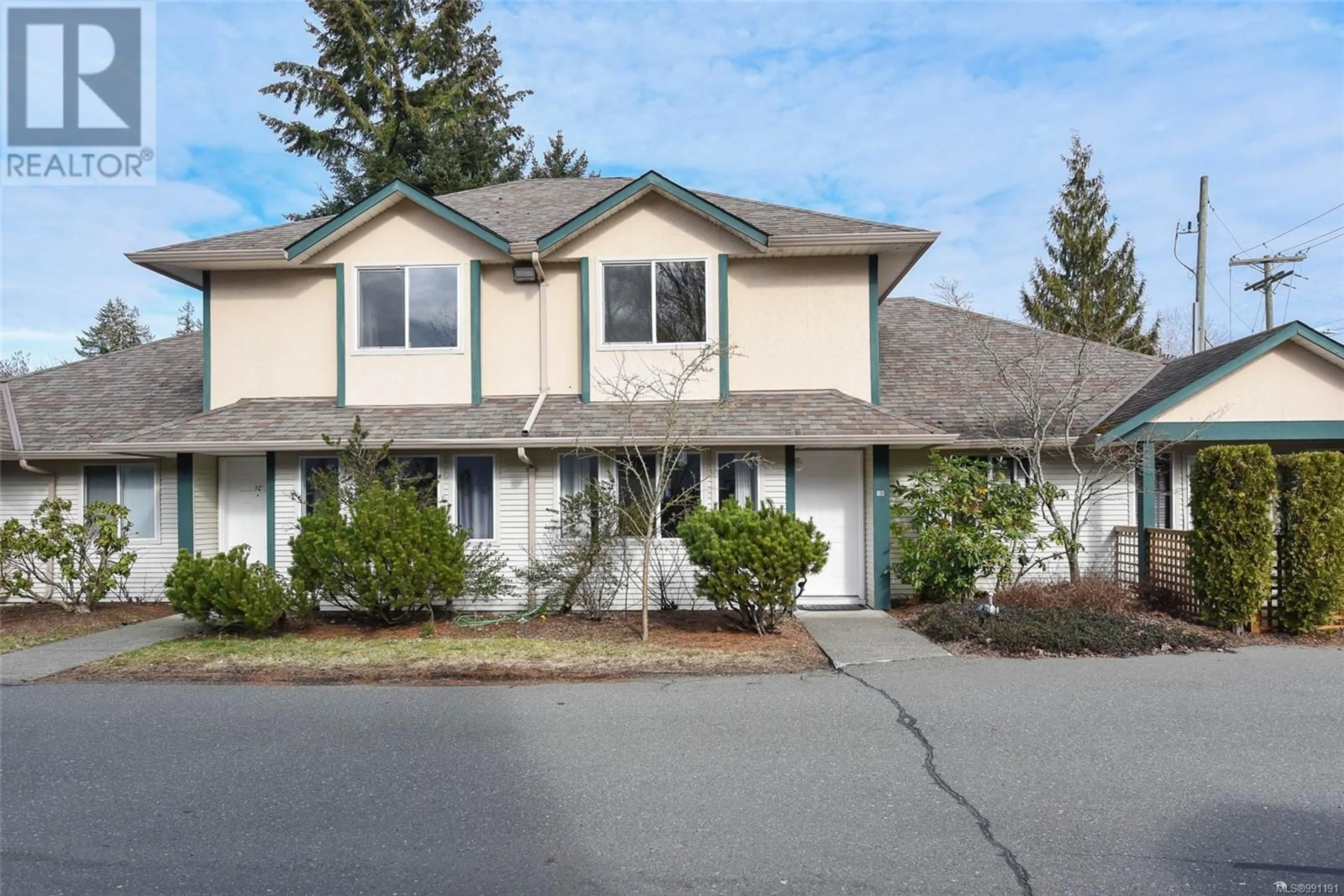 Home with vinyl exterior material, street for 1B 851 5th St, Courtenay British Columbia V9N1K8