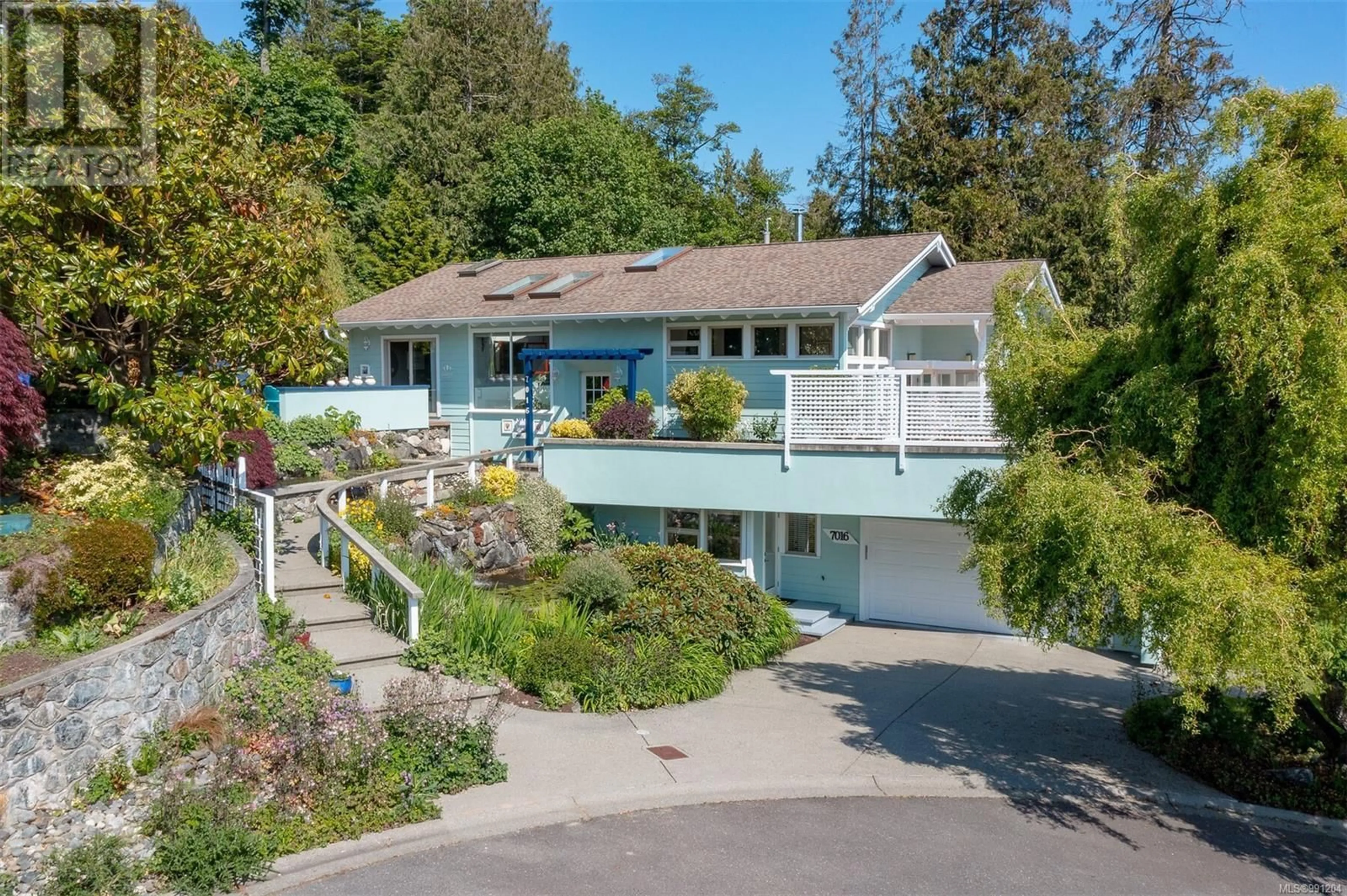 A pic from outside/outdoor area/front of a property/back of a property/a pic from drone, water/lake/river/ocean view for 7016 BEACH VIEW COURT, Central Saanich British Columbia V8M2J7