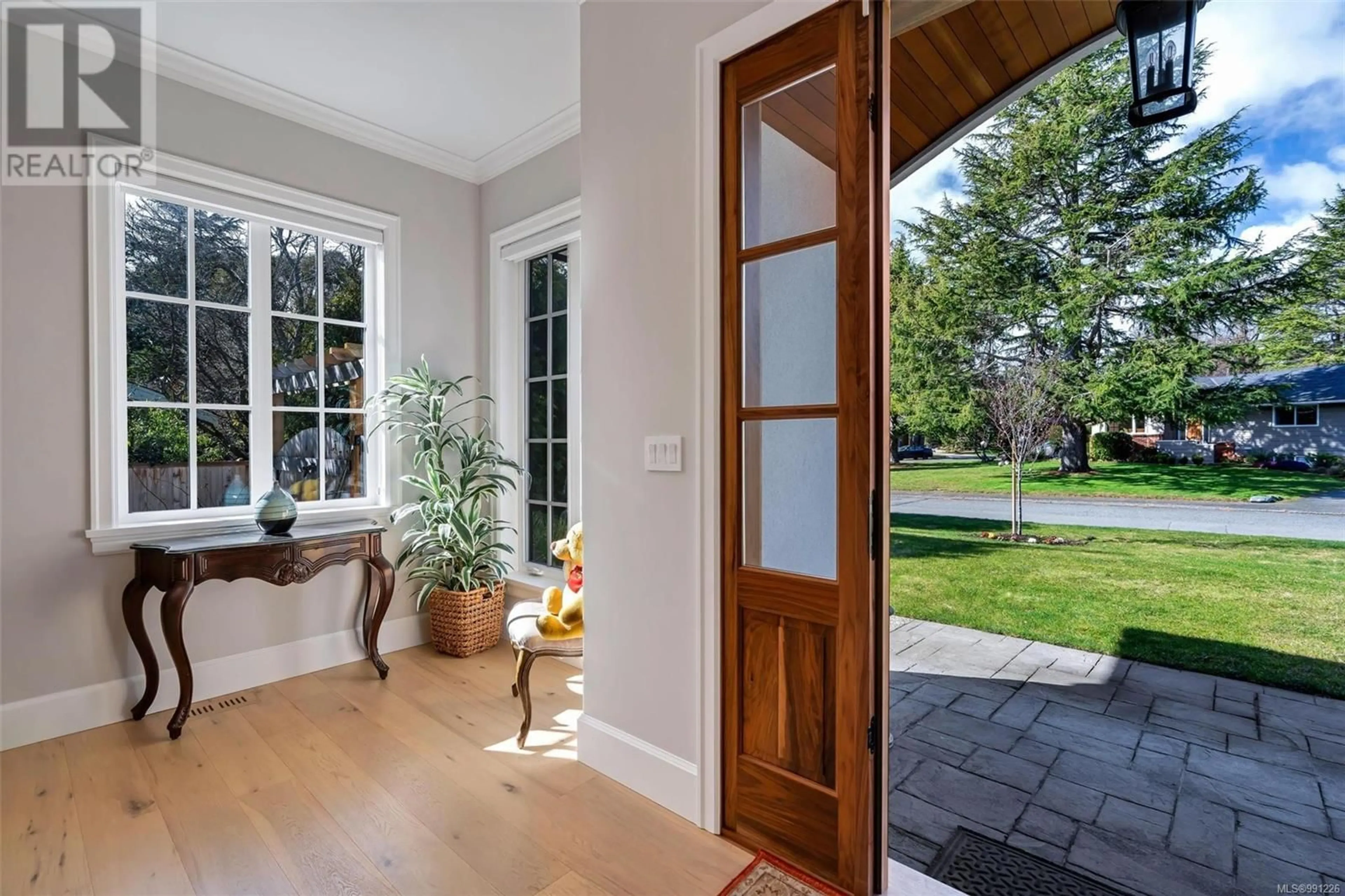 Indoor entryway for 3033 Devon Rd, Oak Bay British Columbia V8R6C8