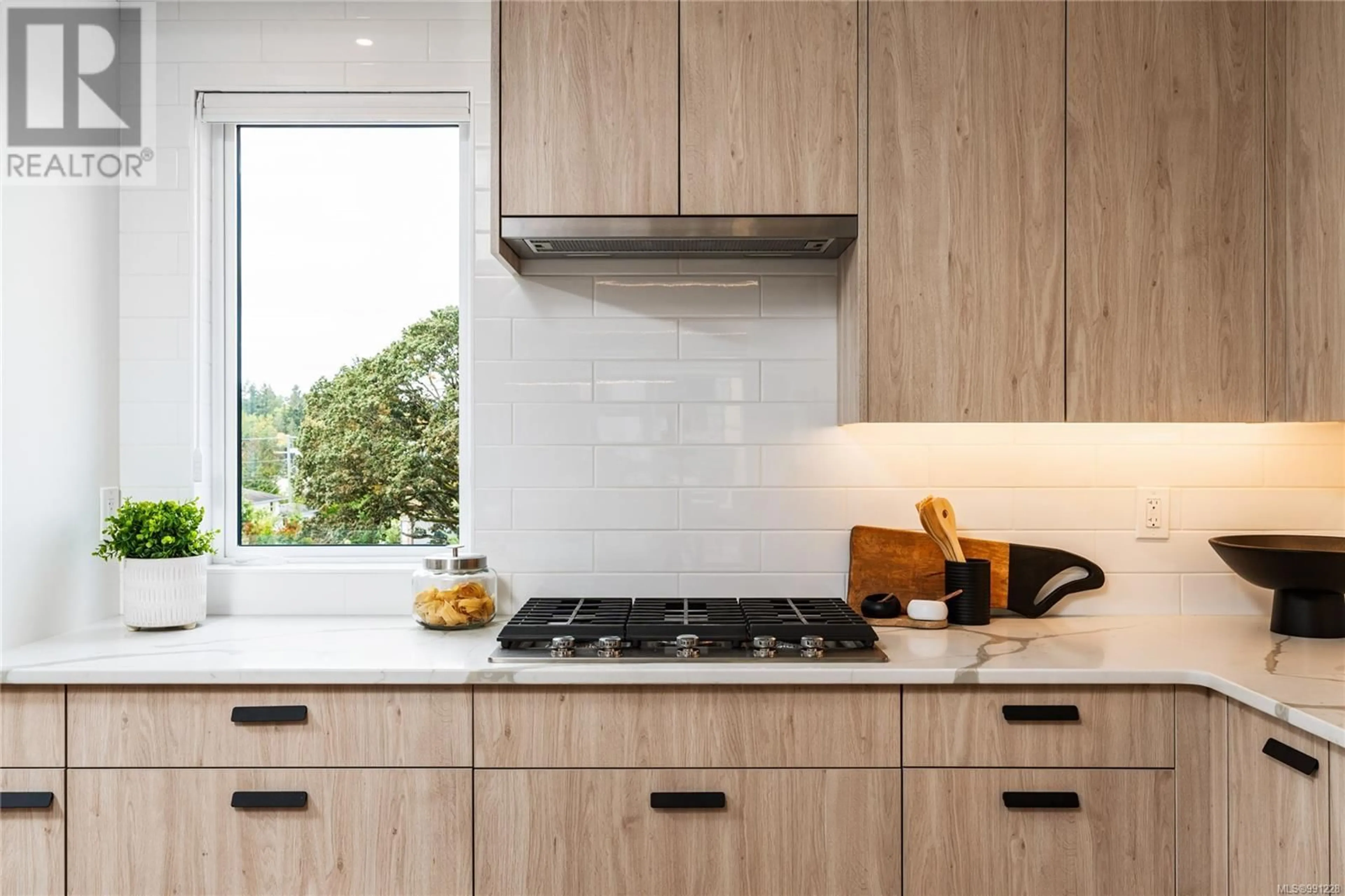 Contemporary kitchen, ceramic/tile floor for 18 - 4253 DIEPPE ROAD, Saanich British Columbia V8X2N2