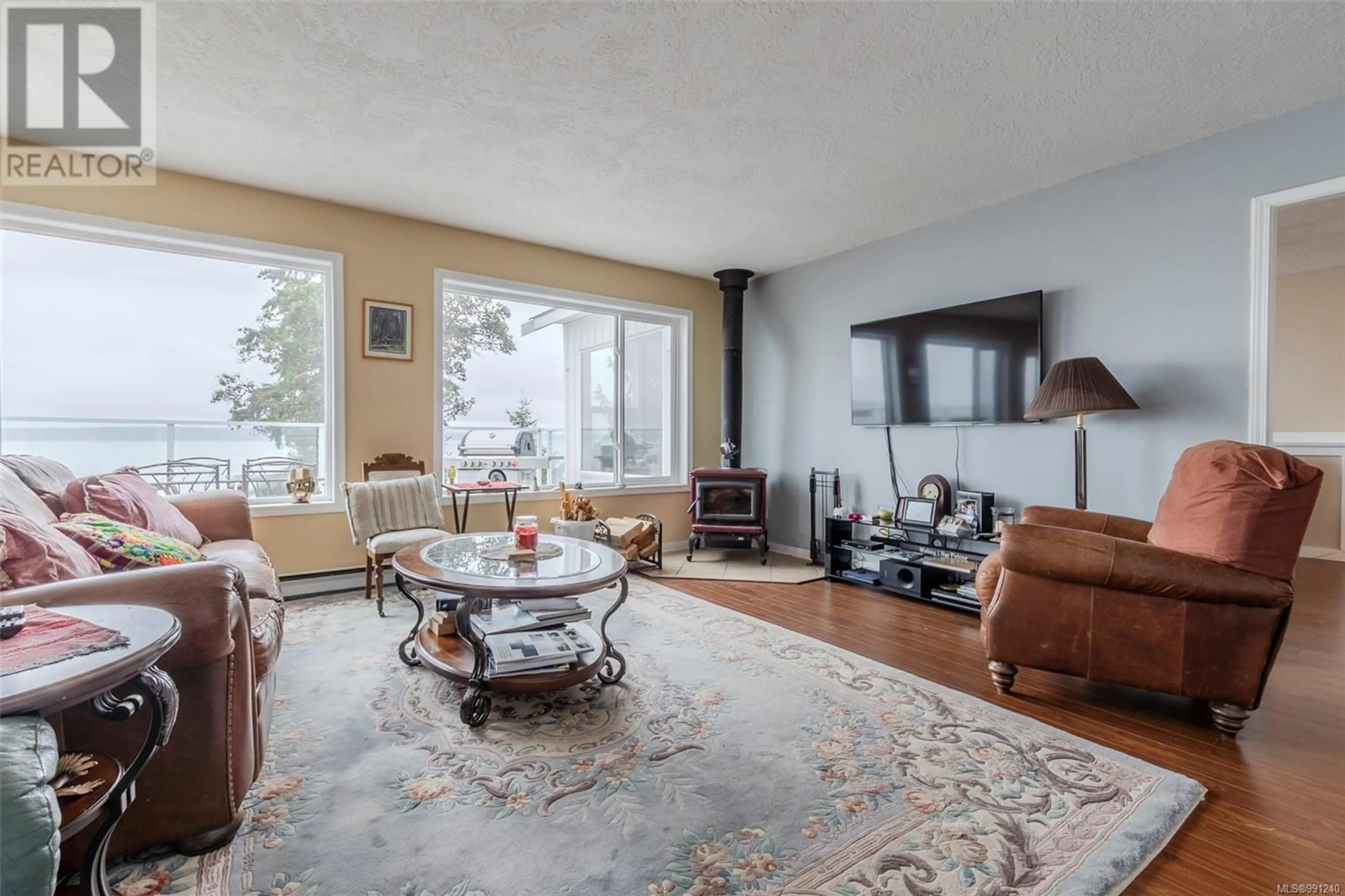 Living room with furniture, unknown for 10043 BEACH DRIVE, Chemainus British Columbia V0R1K1