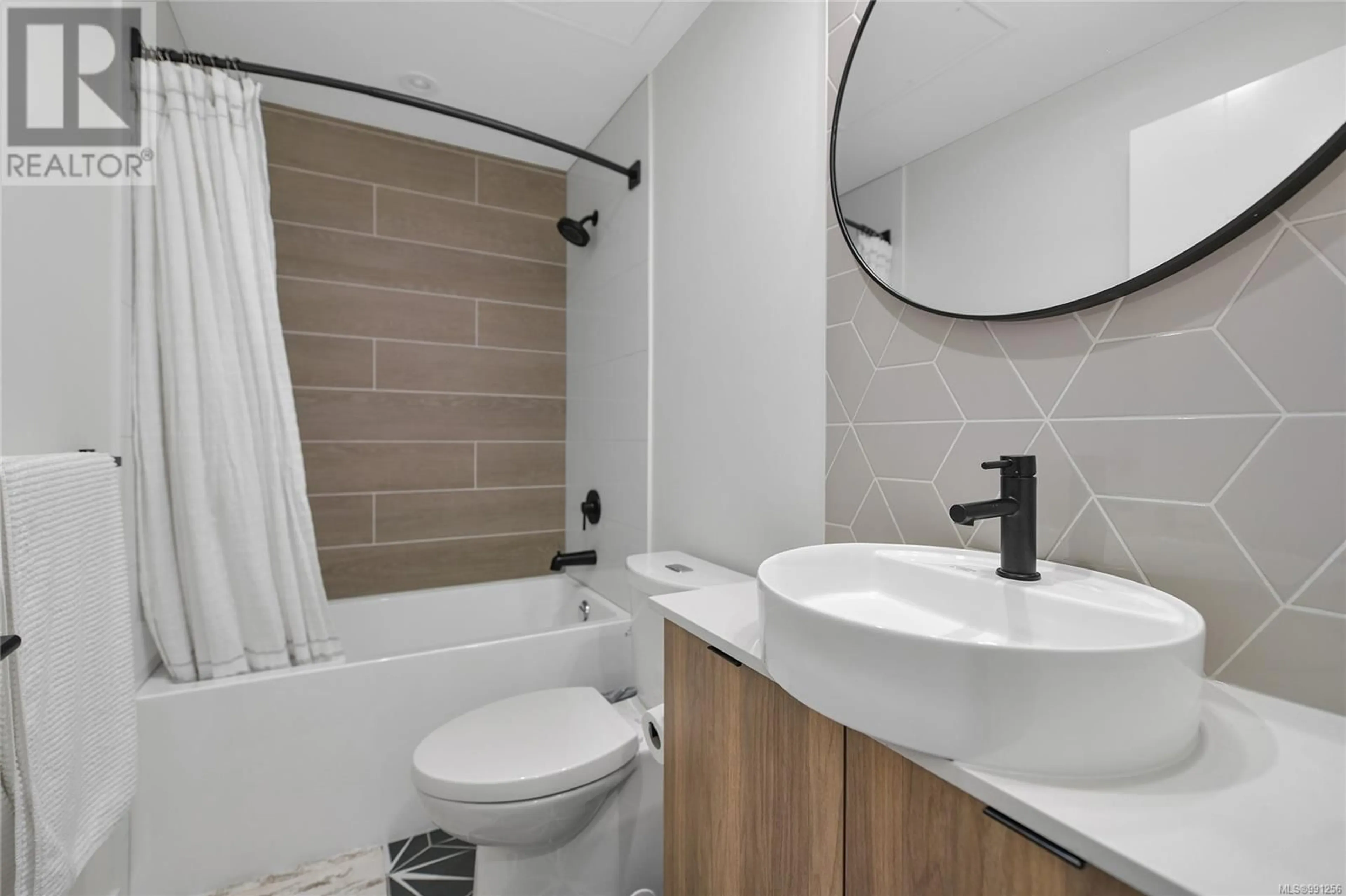 Standard bathroom, ceramic/tile floor for 406 1301 Hillside Ave, Victoria British Columbia V8T0E3