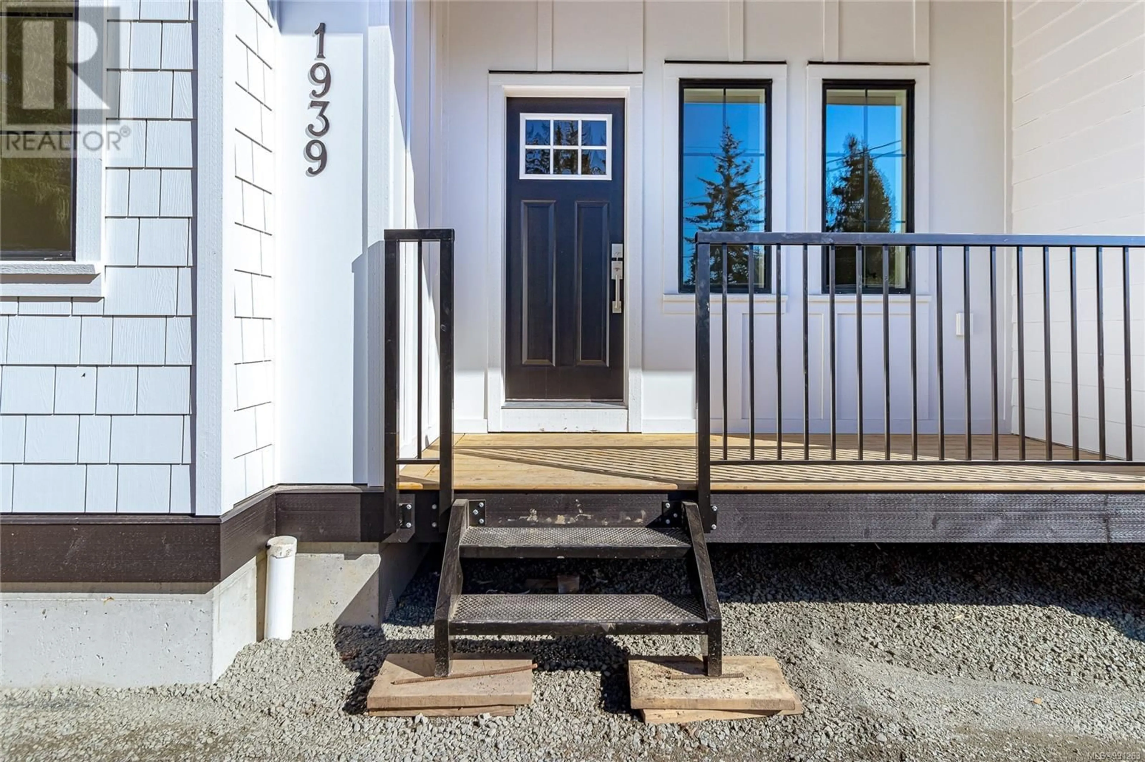 Indoor entryway for 1939 Maple Ave S, Sooke British Columbia V9Z0N9