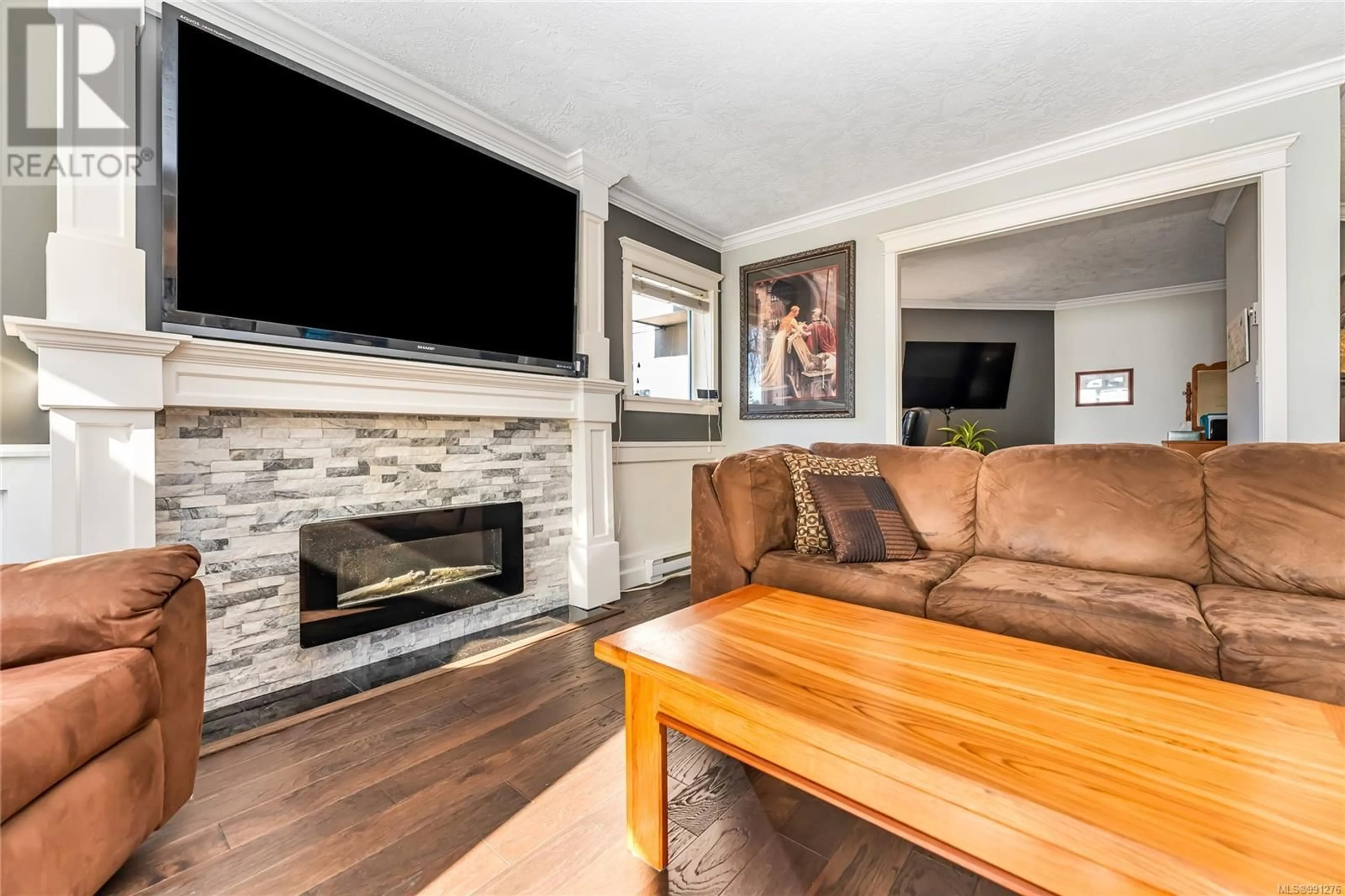 Living room with furniture, wood/laminate floor for 102 40 Gorge Rd W, Saanich British Columbia V9A1L8