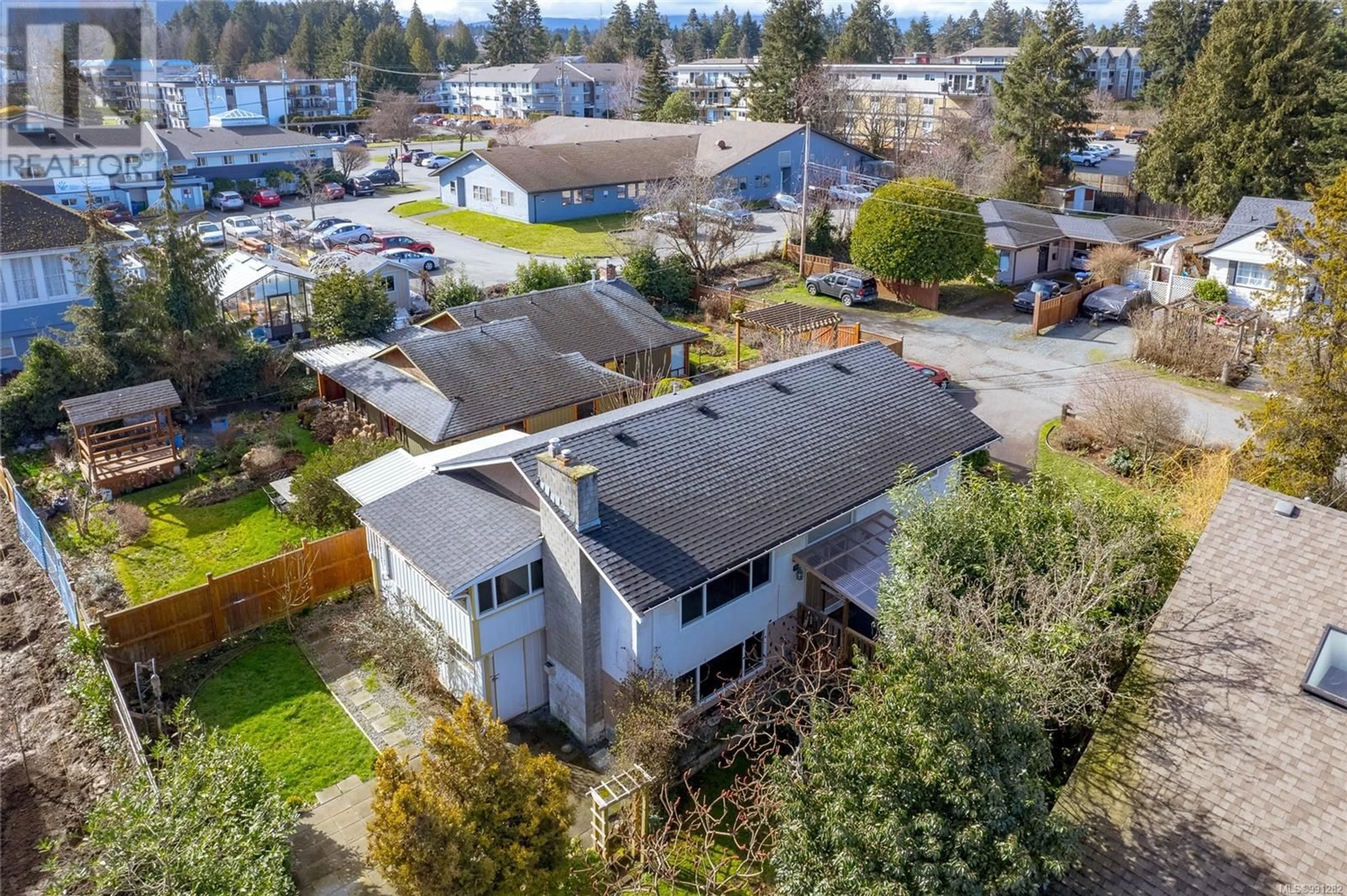 A pic from outside/outdoor area/front of a property/back of a property/a pic from drone, street for 116 WALLIS STREET, Parksville British Columbia V9P1K7