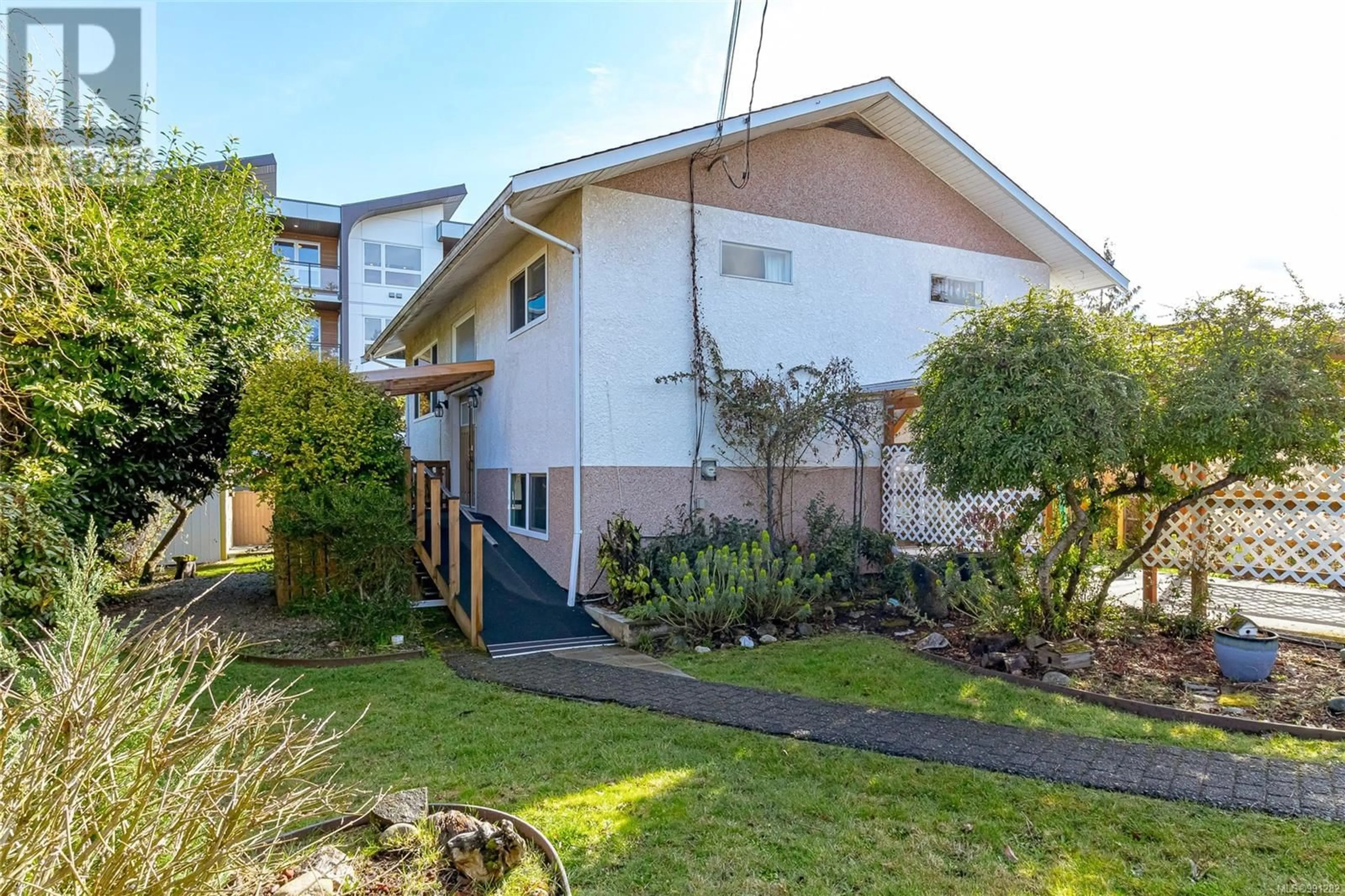 Patio, street for 116 WALLIS STREET, Parksville British Columbia V9P1K7